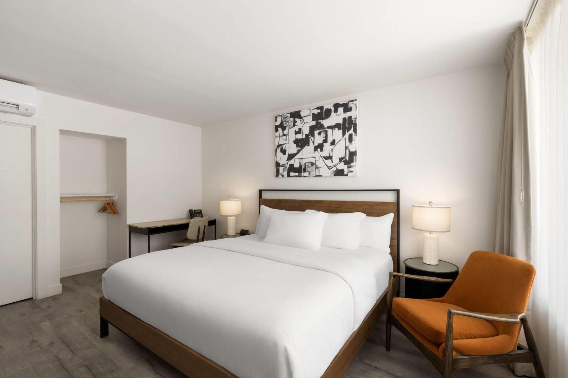 1 King Bed, Mobility/Hearing Access Room, Roll-In Shower, Courtyard View, NSMK