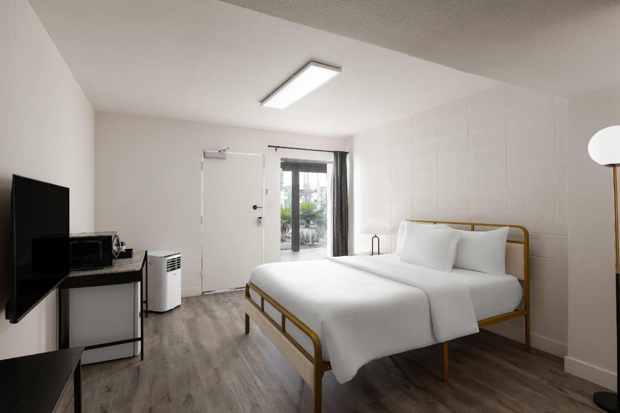 1 Queen Bed, Non-Smoking