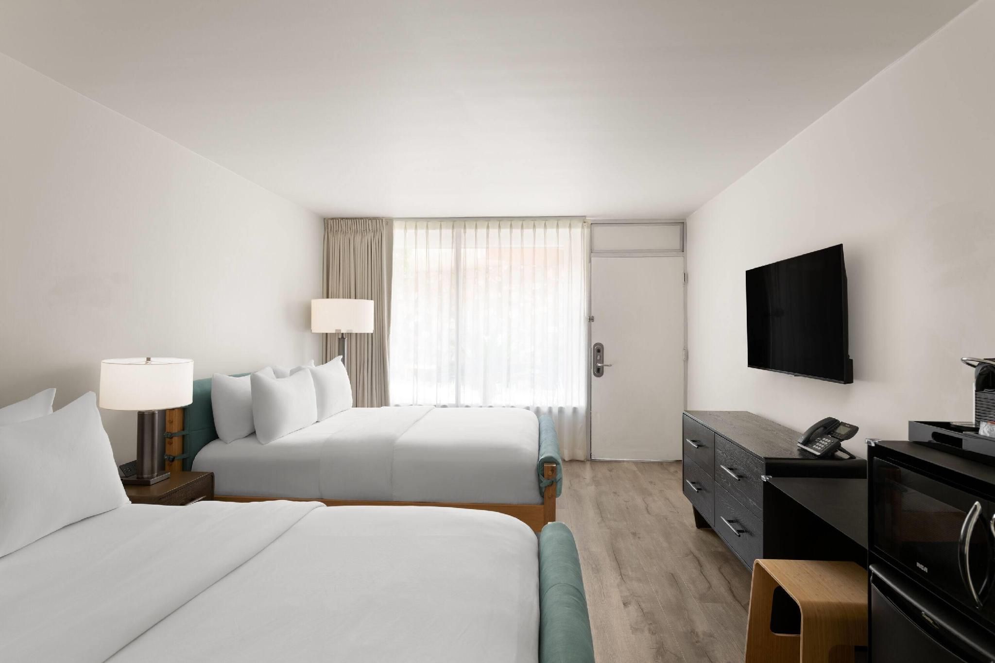 2 Queen Beds, Pool View, Non-Smoking