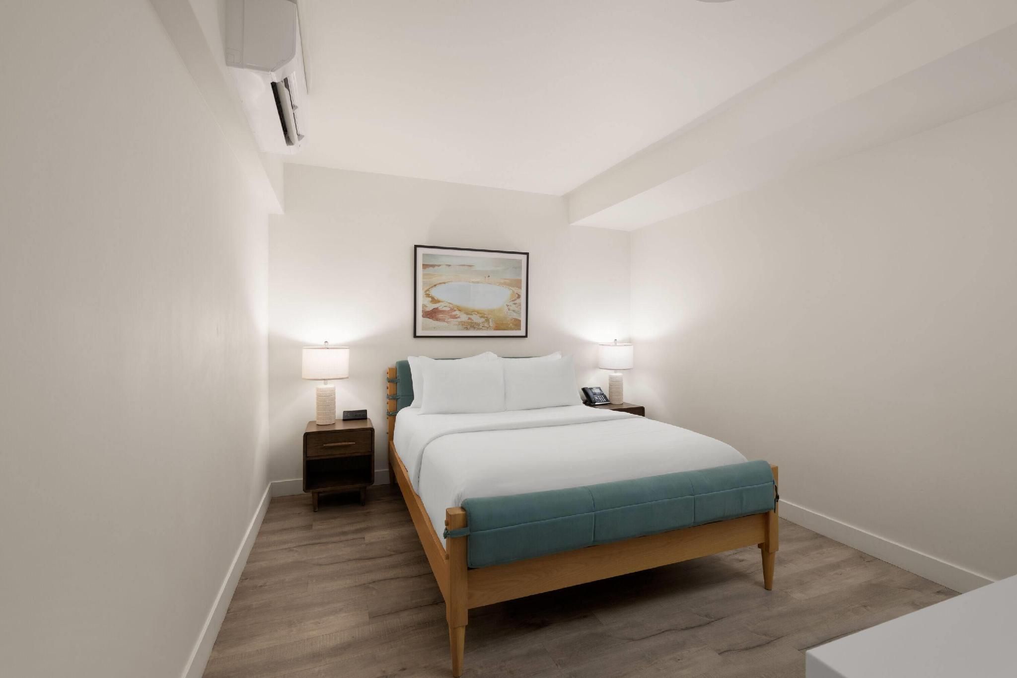 1 Queen Bed, Courtyard View, Non-Smoking
