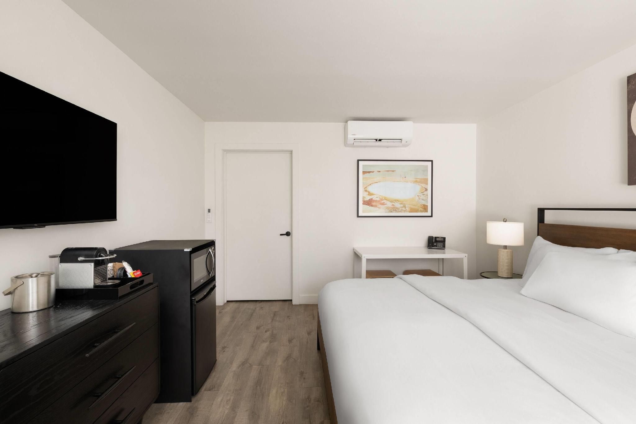 1 King Bed, Pool View, Non-Smoking