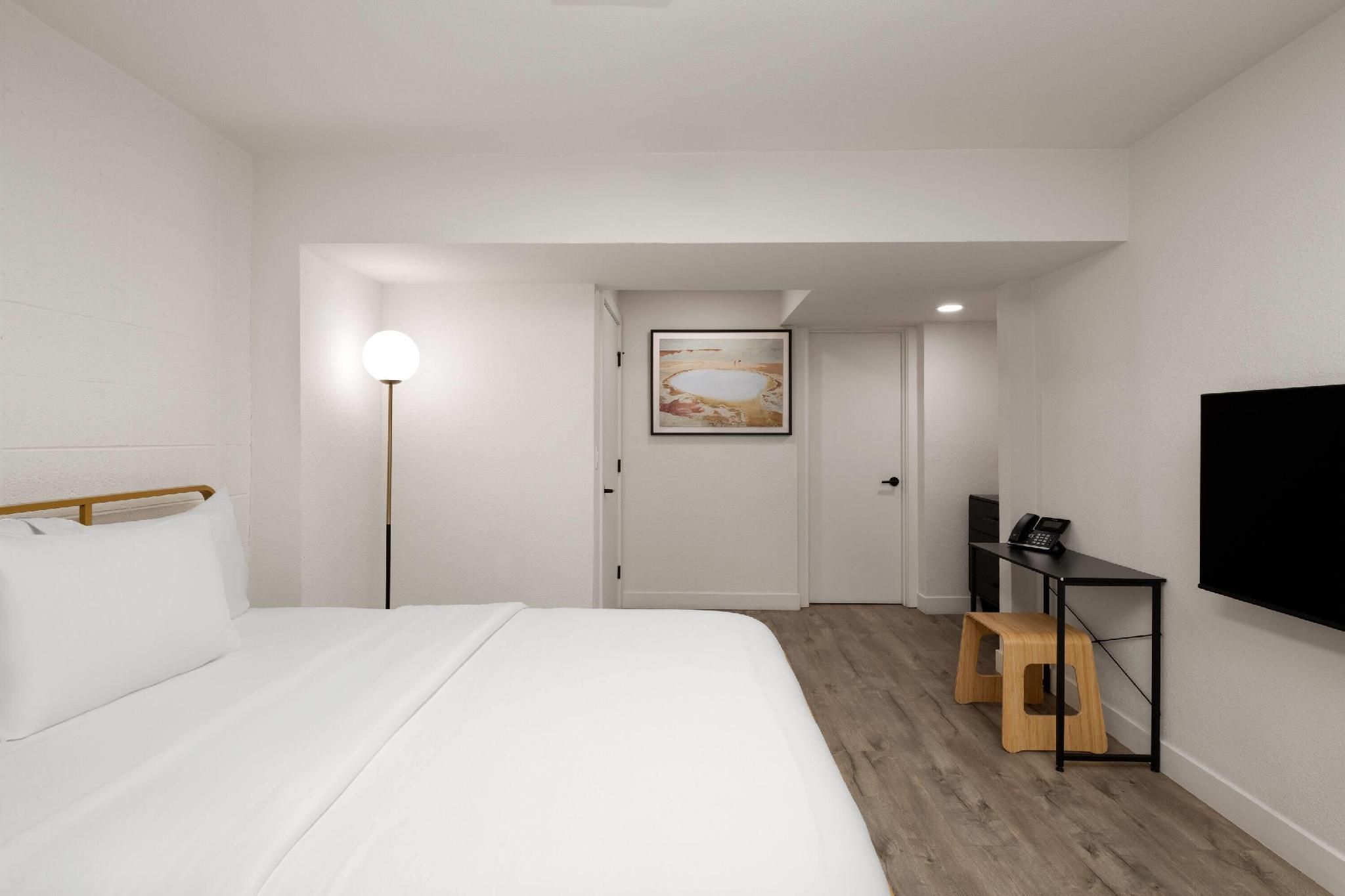 1 Queen Bed, Suite, Courtyard View, Non-Smoking