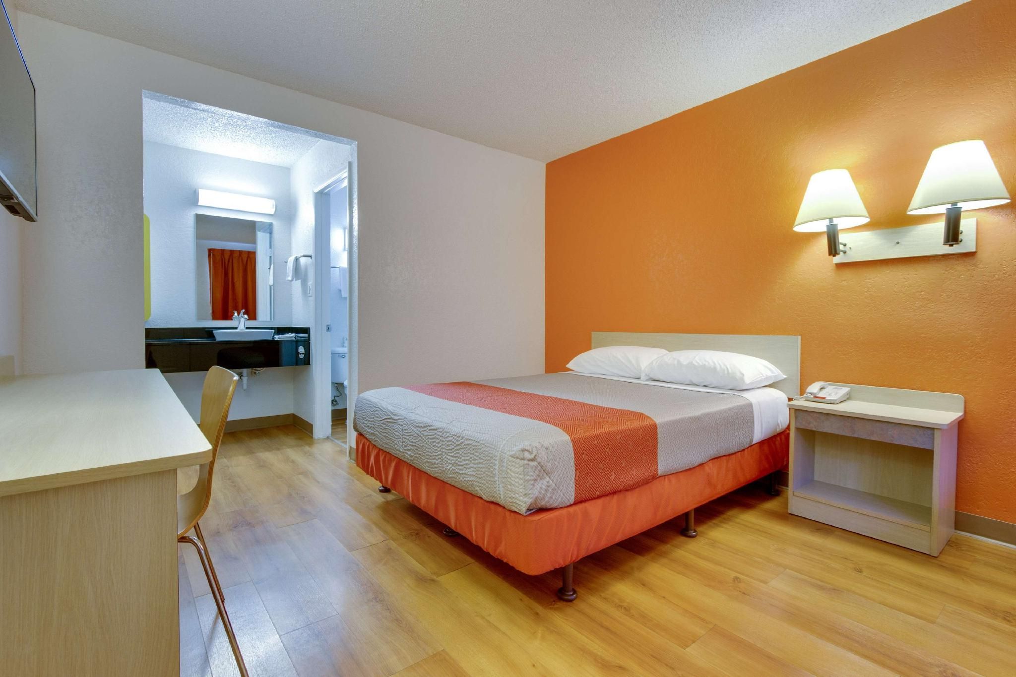 1 Queen Bed | Premium, Micfridge
