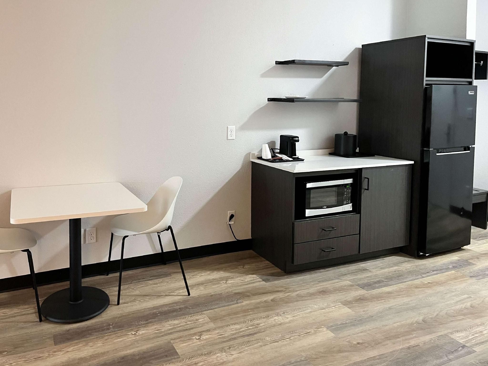 Studio 6  Suites Elkhart, IN 1 King Bed | Suite, Nsmk, Kitchen, Sofa-Bed 3