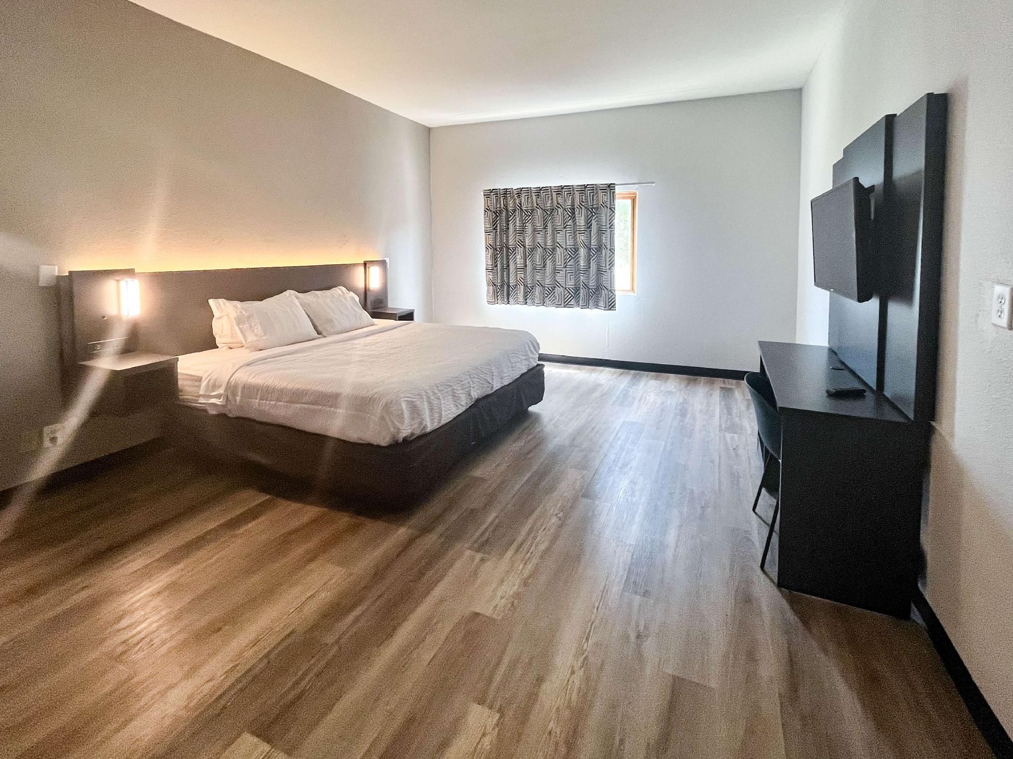 Studio 6  Suites Elkhart, IN 1 King Bed | Non-Smoking, Hot Tub 2