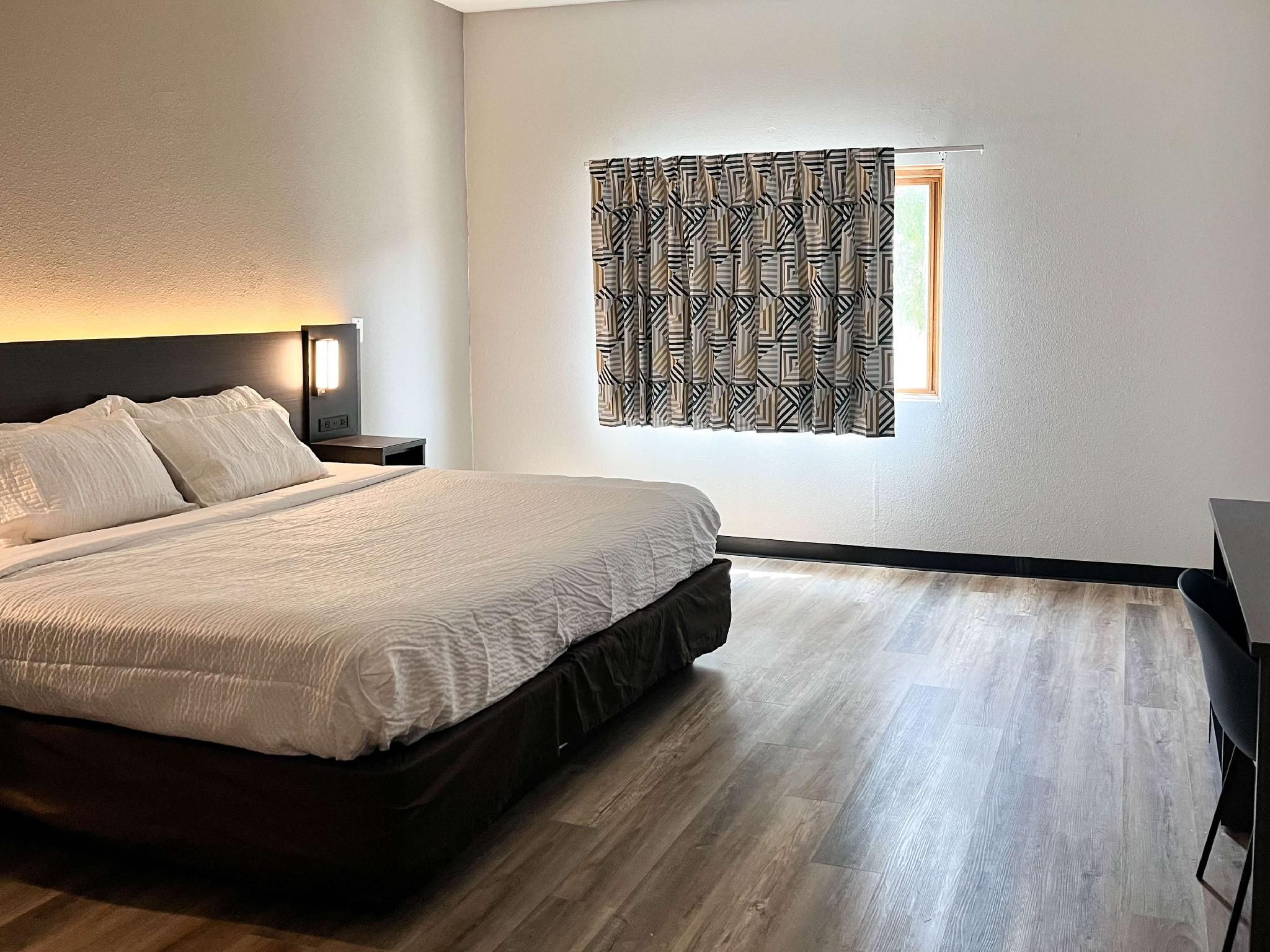 Studio 6  Suites Elkhart, IN 1 King Bed | Non-Smoking, Hot Tub