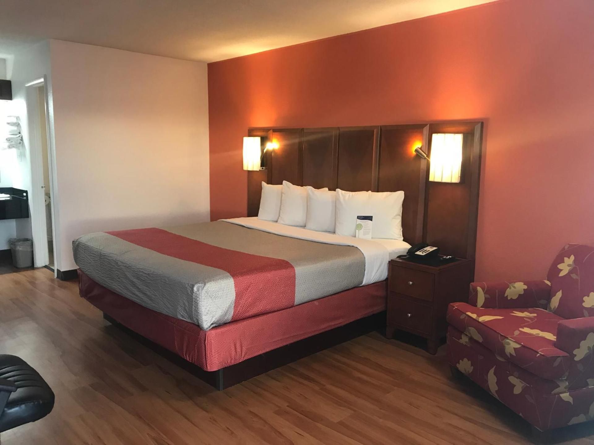 King Room - Disability Access - Non-Smoking
