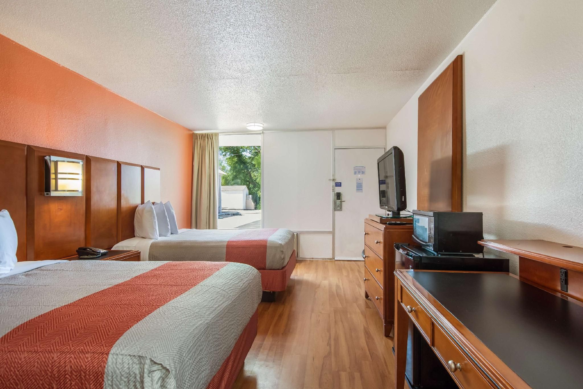 2 Queen Beds | Smoking, Micfridge