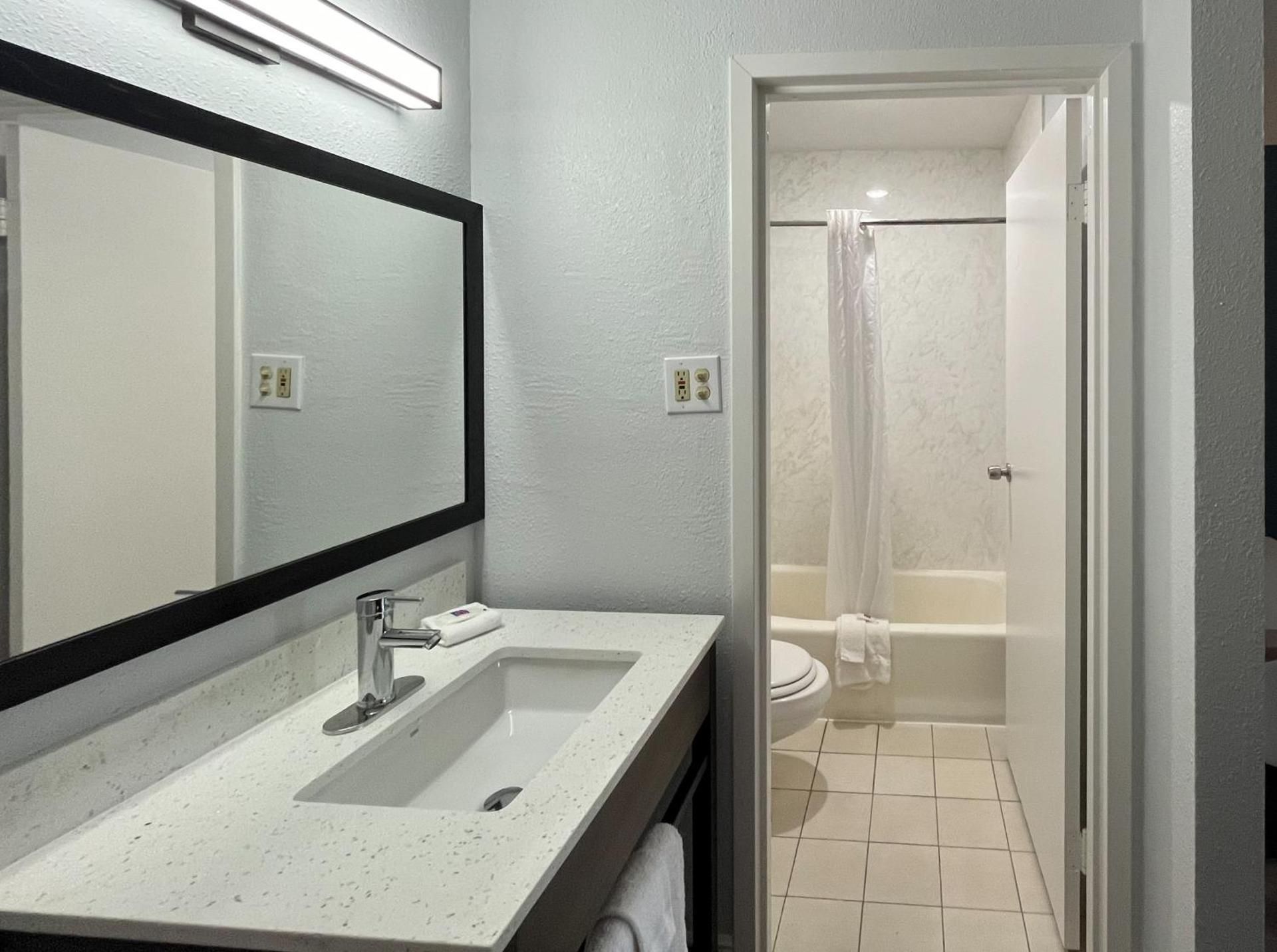 King Room - Disability Access - Non-Smoking