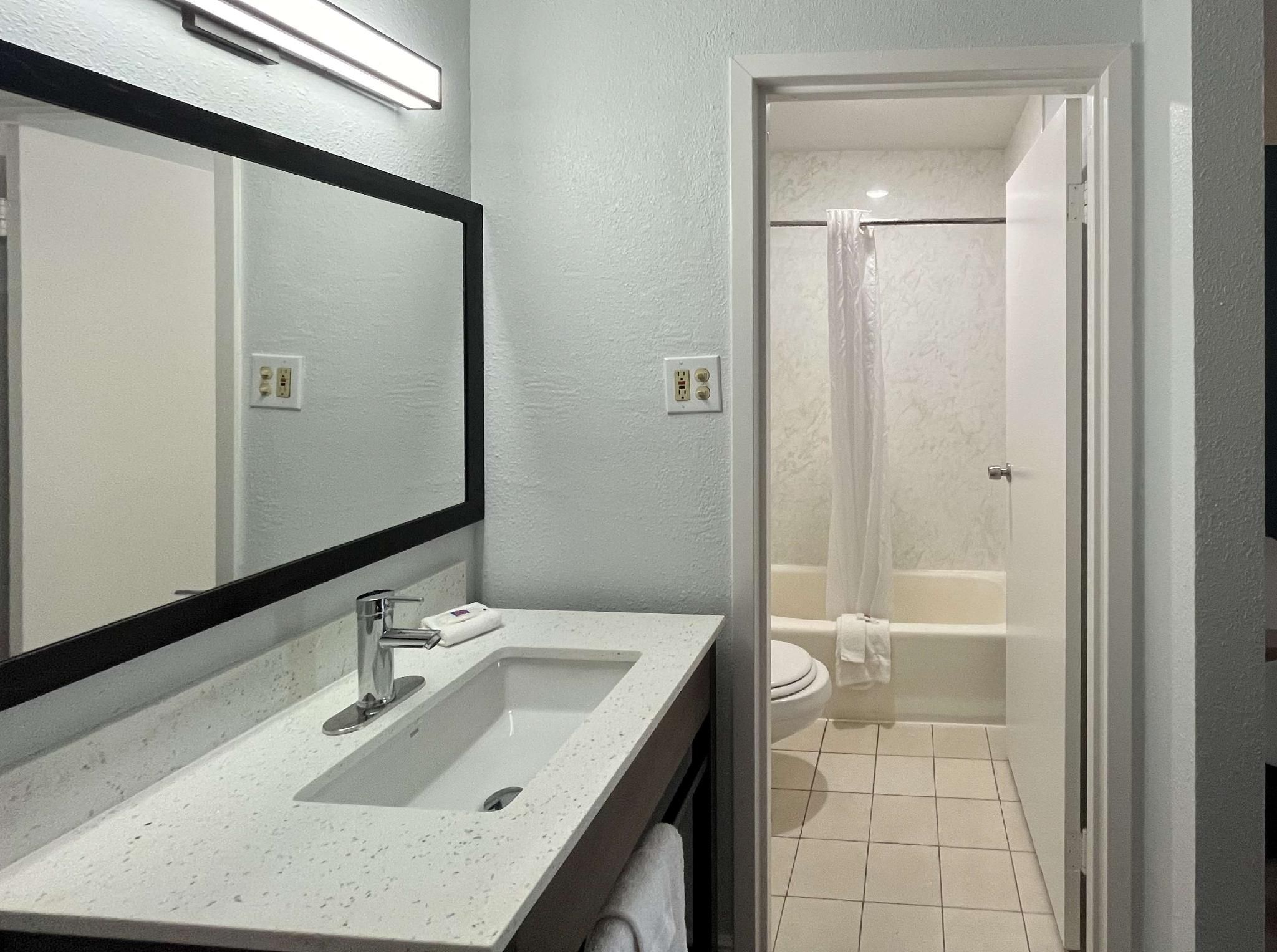 1 King Bed | Mobil Access Tub Nsmk Kitchen