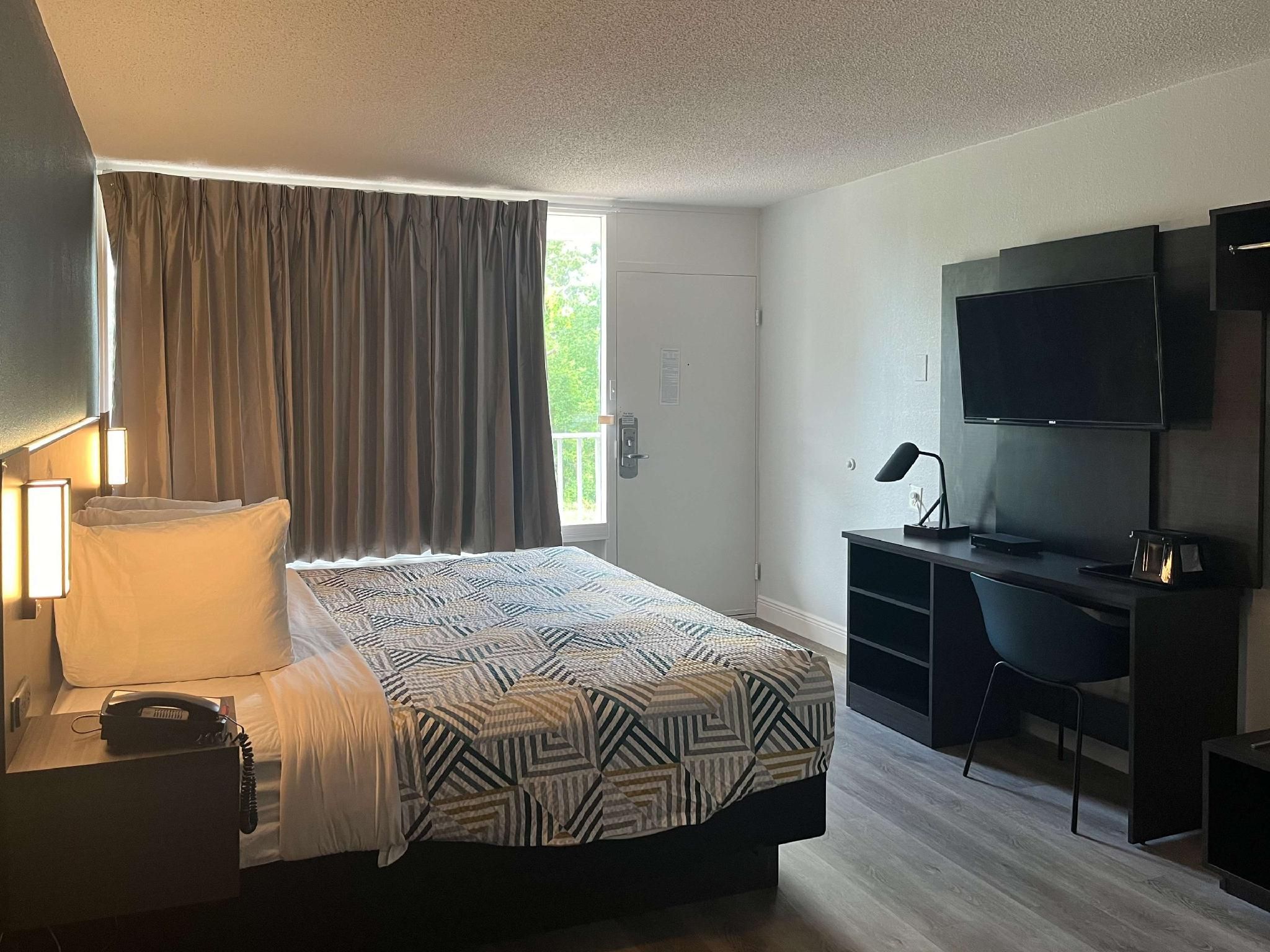 1 King Bed | Non-Smoking, Kitchen