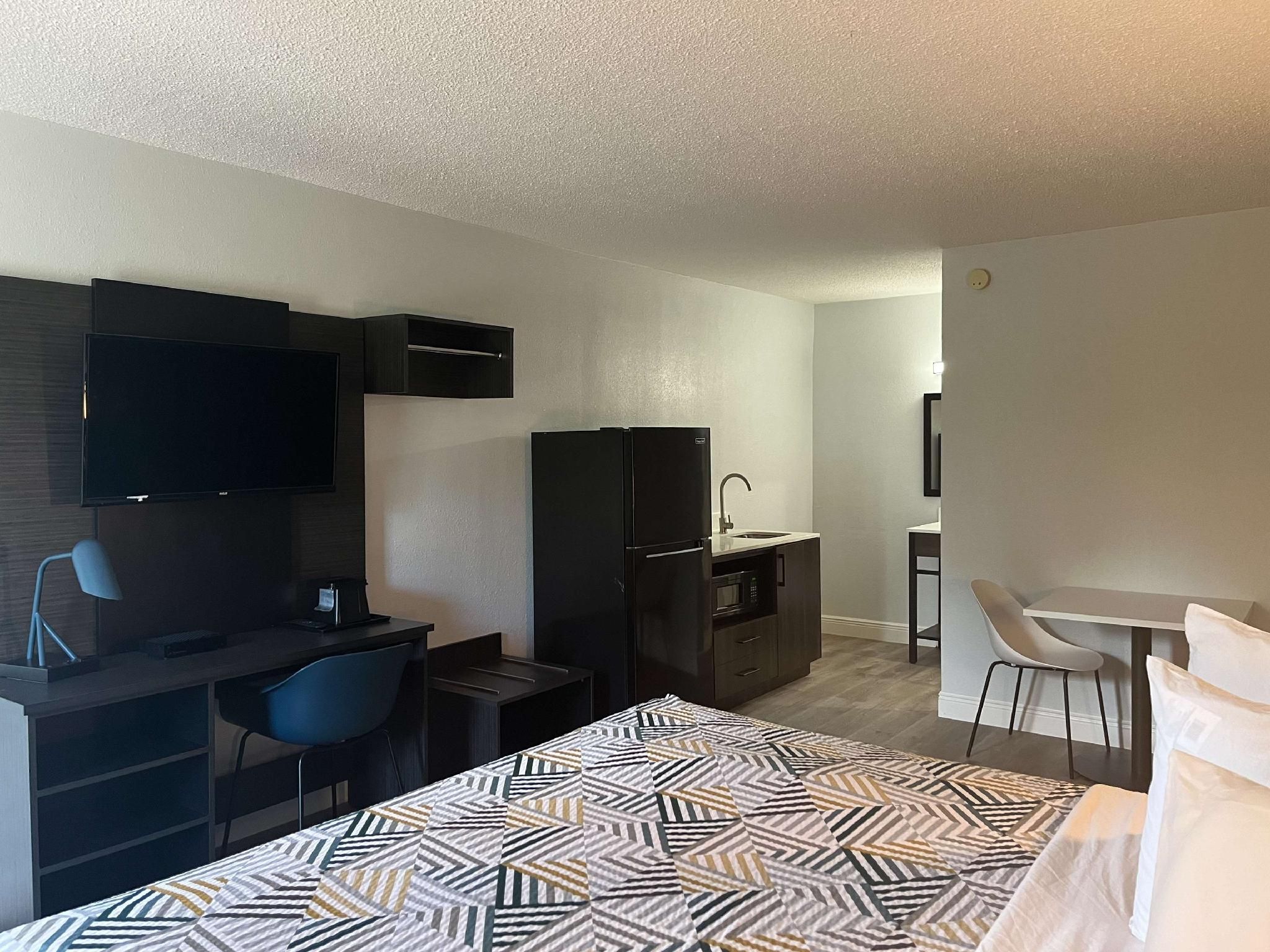 1 King Bed | Non-Smoking, Kitchen