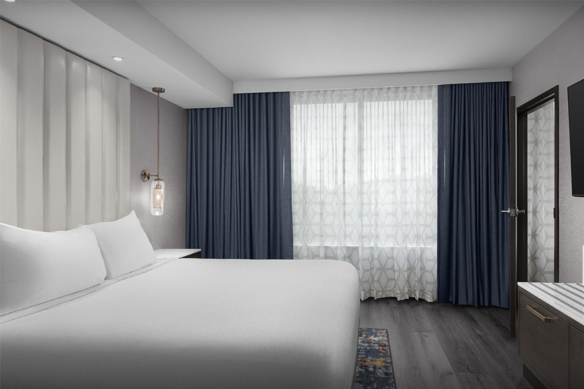 1 KING 2 RM SUITE MOBILITY ACCESSIBLE RI-SHWR