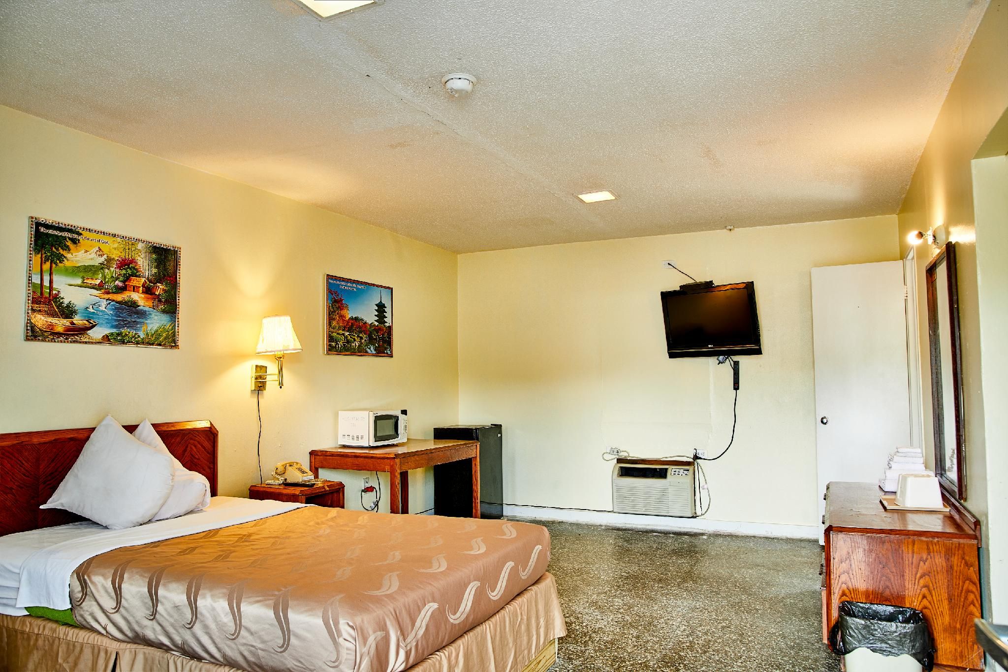 Hospitality Inn Queen Bed Non-Smoking 2