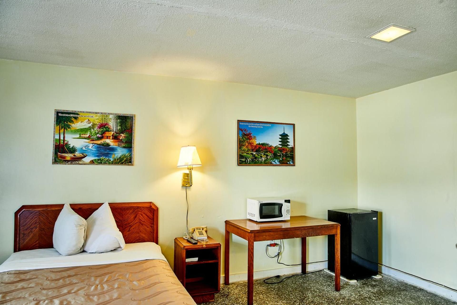 Hospitality Inn Queen Bed Non-Smoking 3