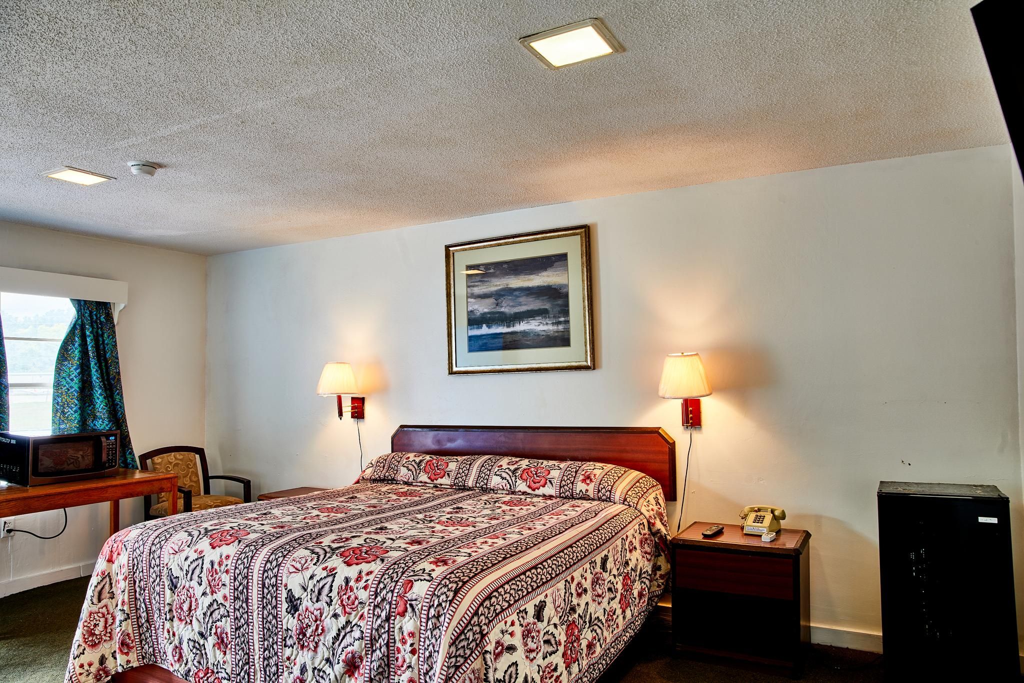 Hospitality Inn King Bed Smoking 2
