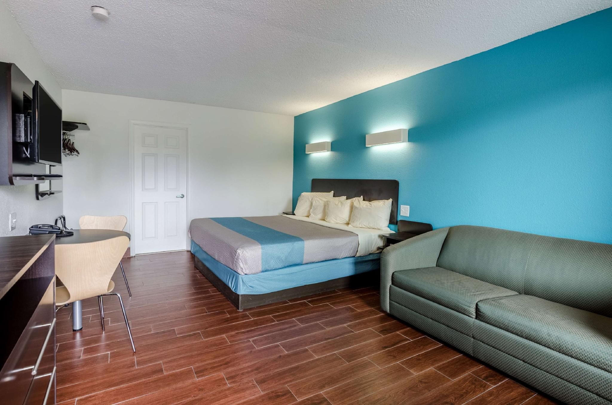 1 King Bed | Non-Smoking