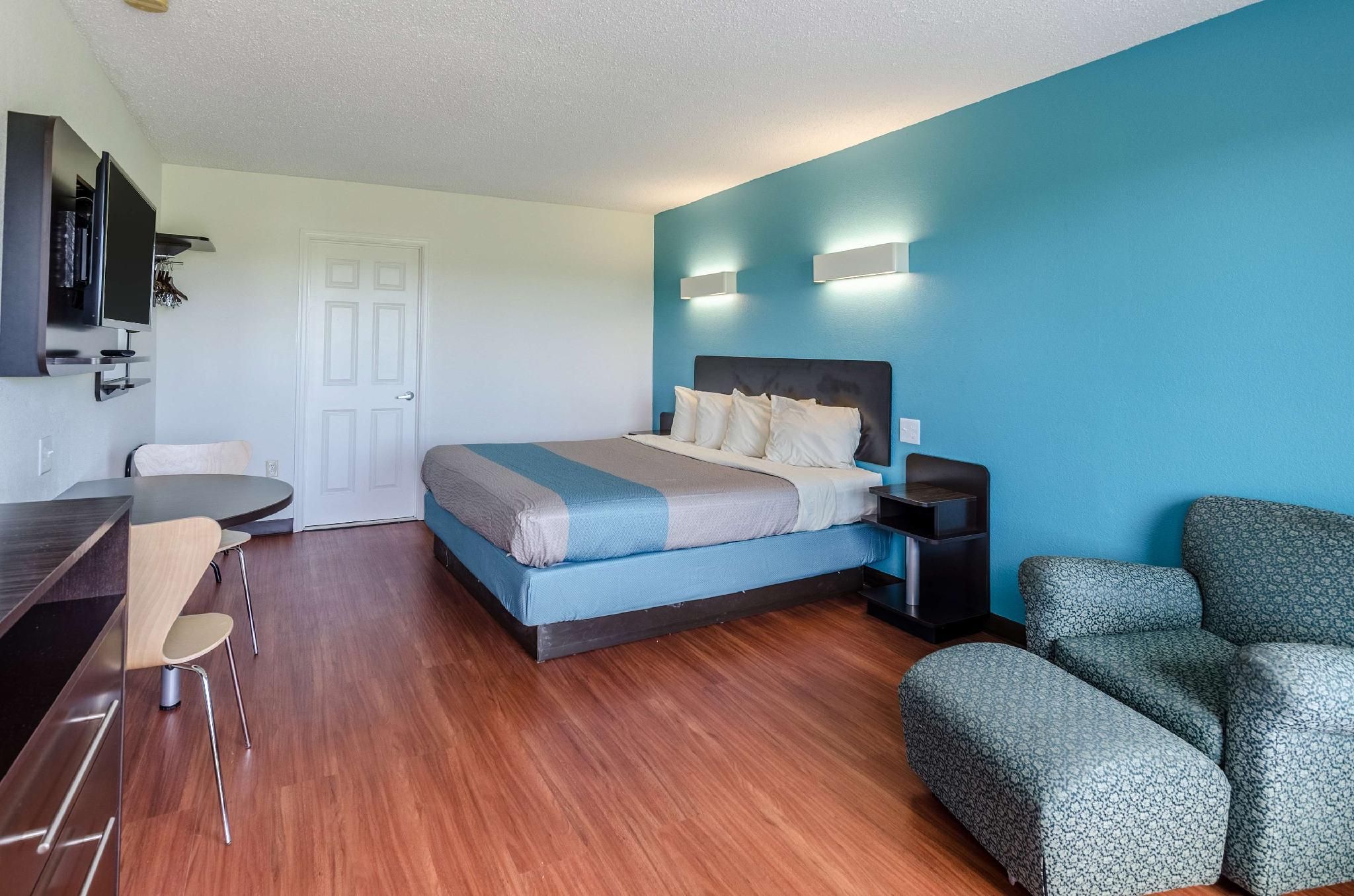 1 King Bed | Non-Smoking