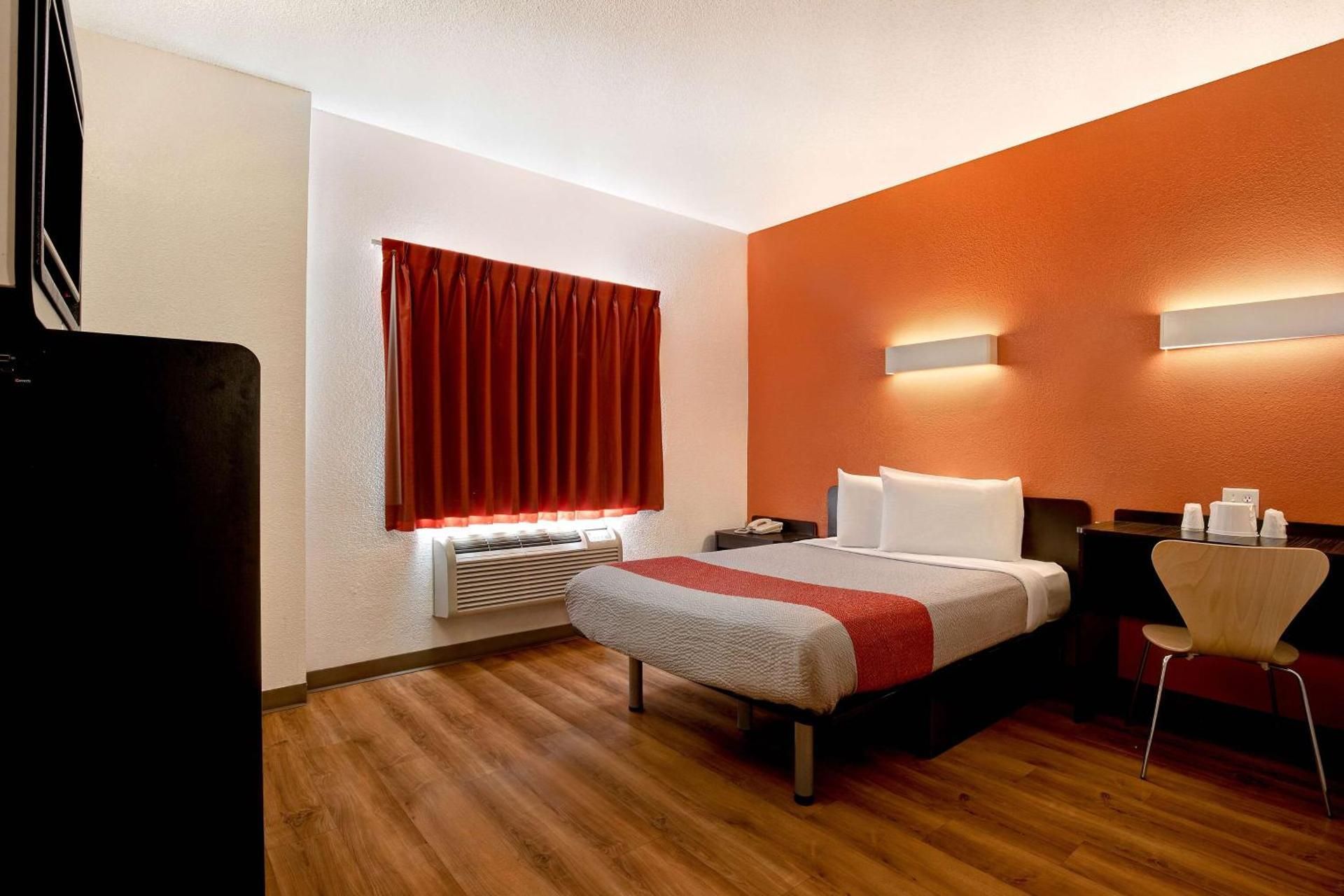 Motel 6 Gilroy, CA Deluxe Queen Room 2