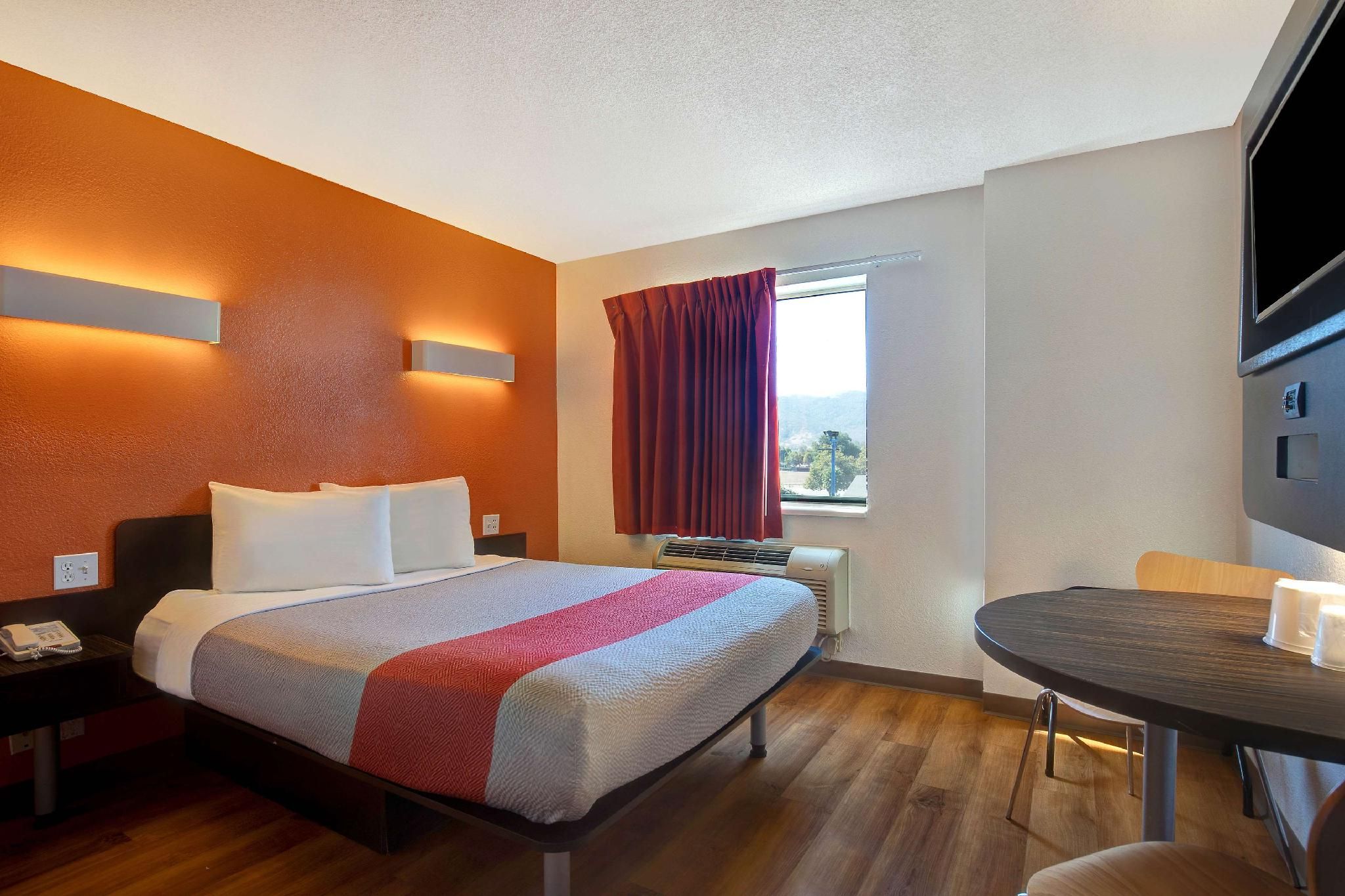 1 Queen Bed | ADA/Tub