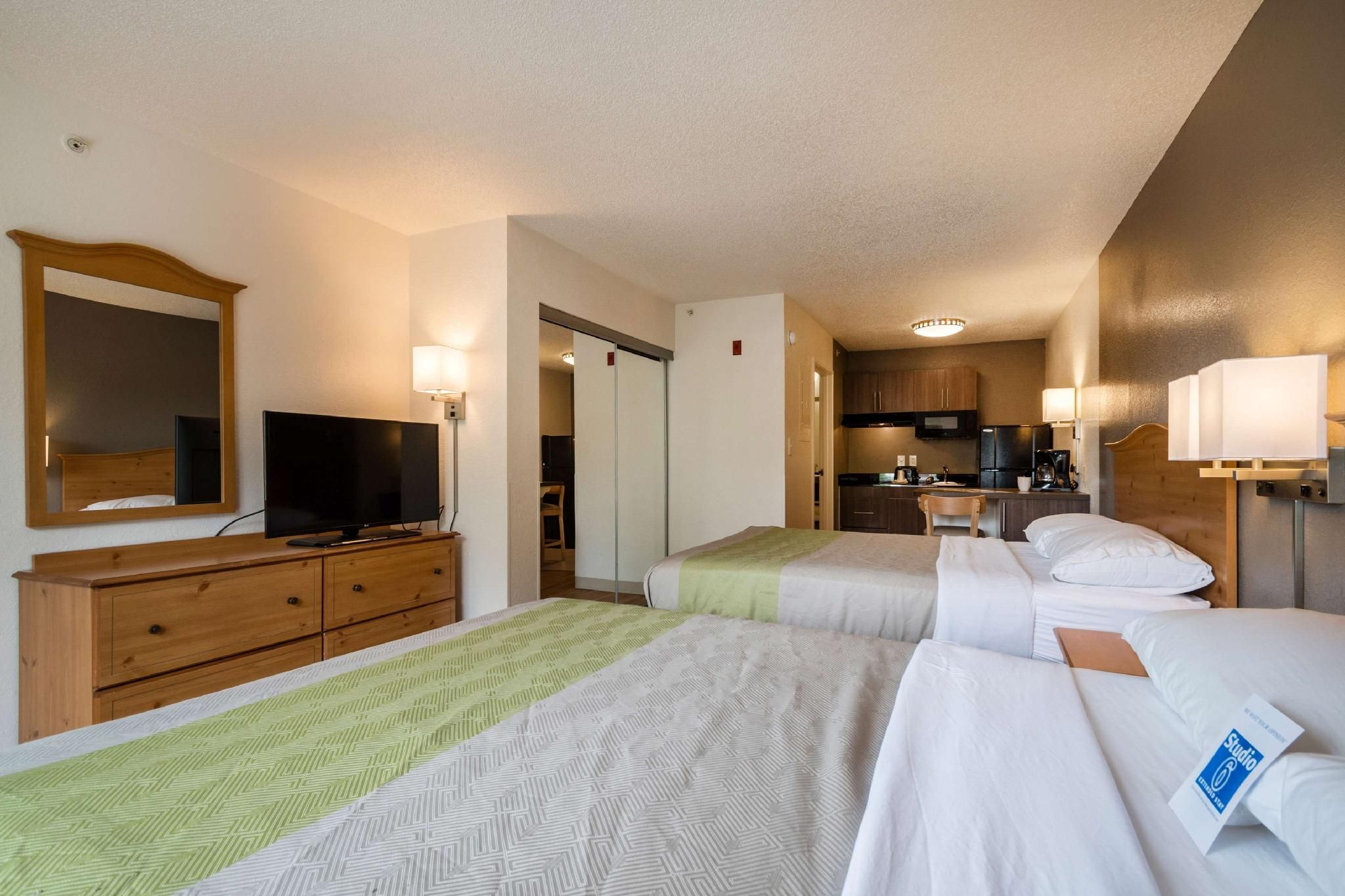 2 Queen Beds | ADA/Roll-In Shower, Nsmk