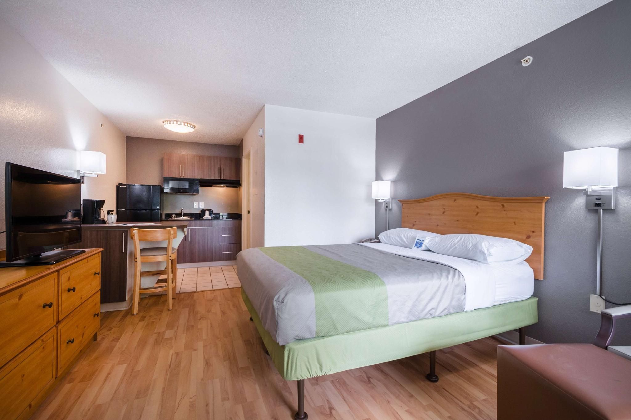 Studio6 Roswell, GA - Atlanta 1 Queen Bed