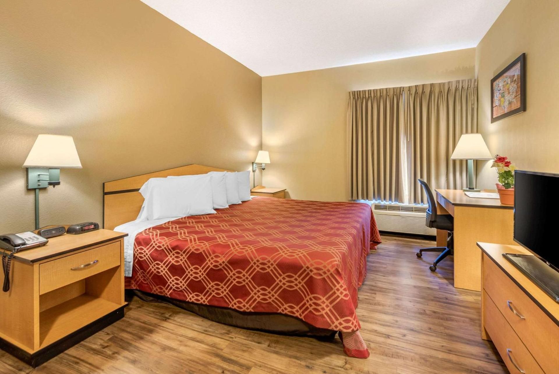 1 King Bed, Nonsmoking