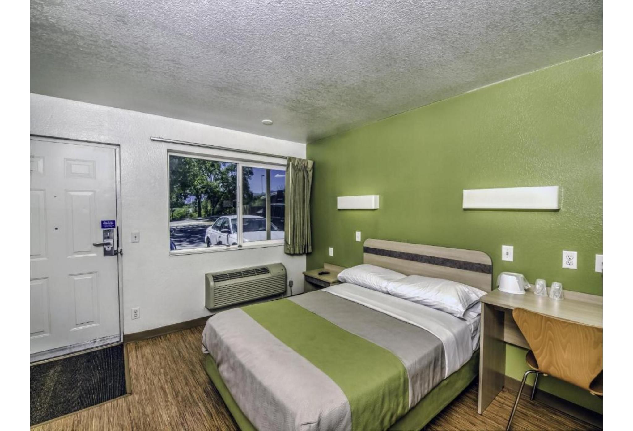 1 Queen Bed | Non-Smoking, Micfridge