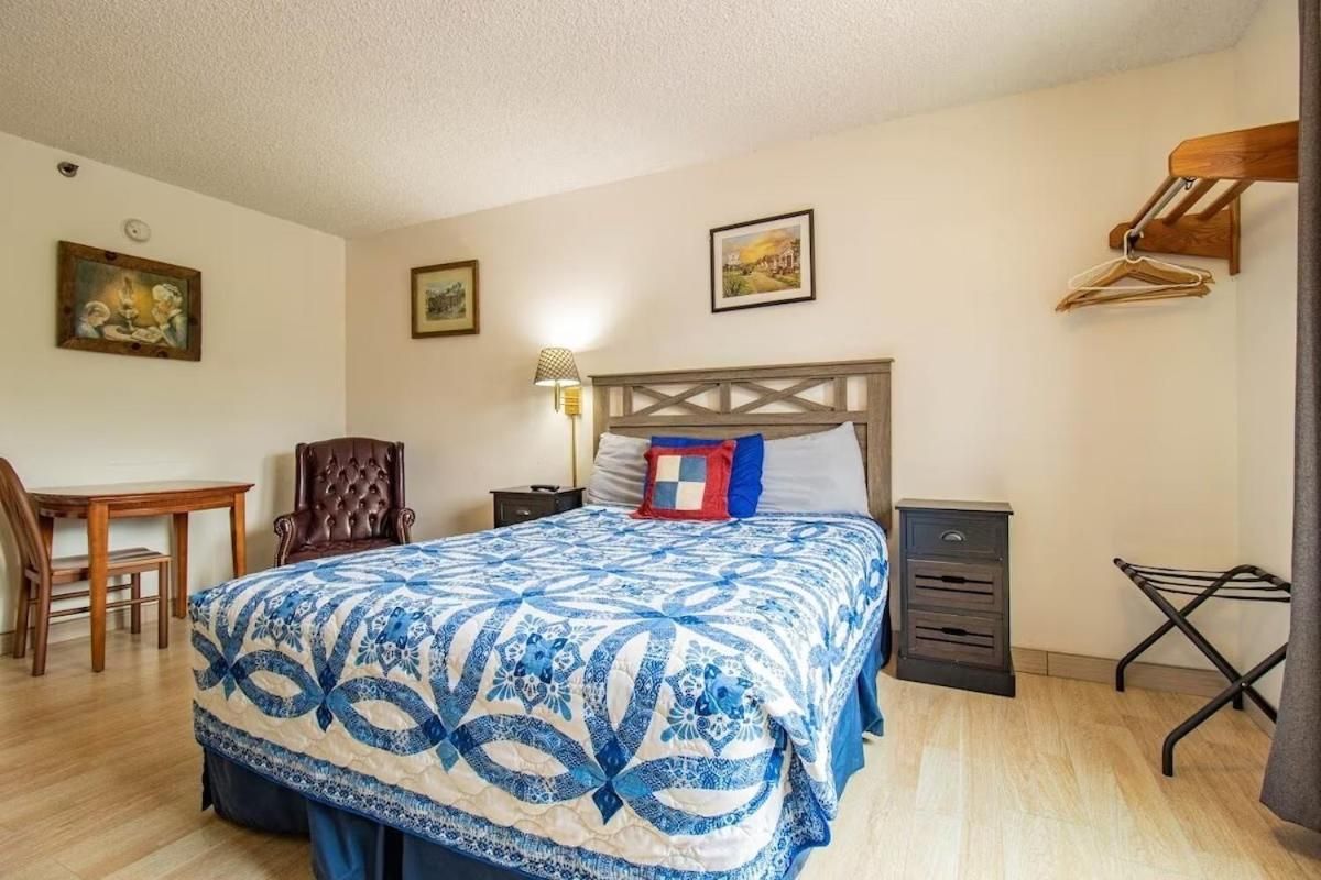 Standard Queen Room