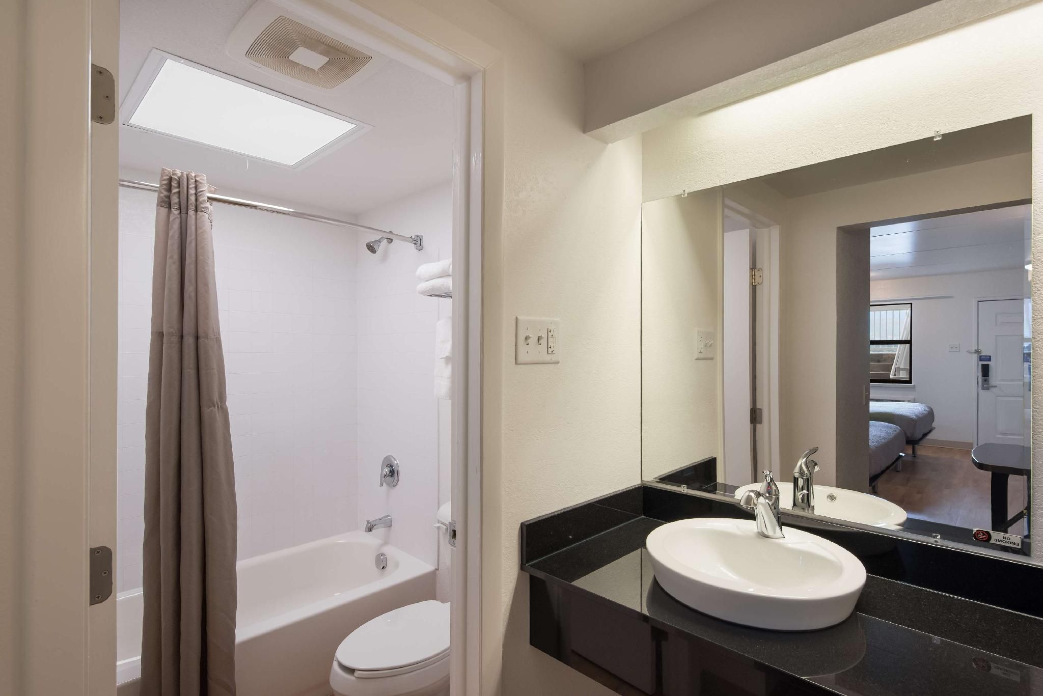 1 King Bed | Non-Smoking, Kitchen