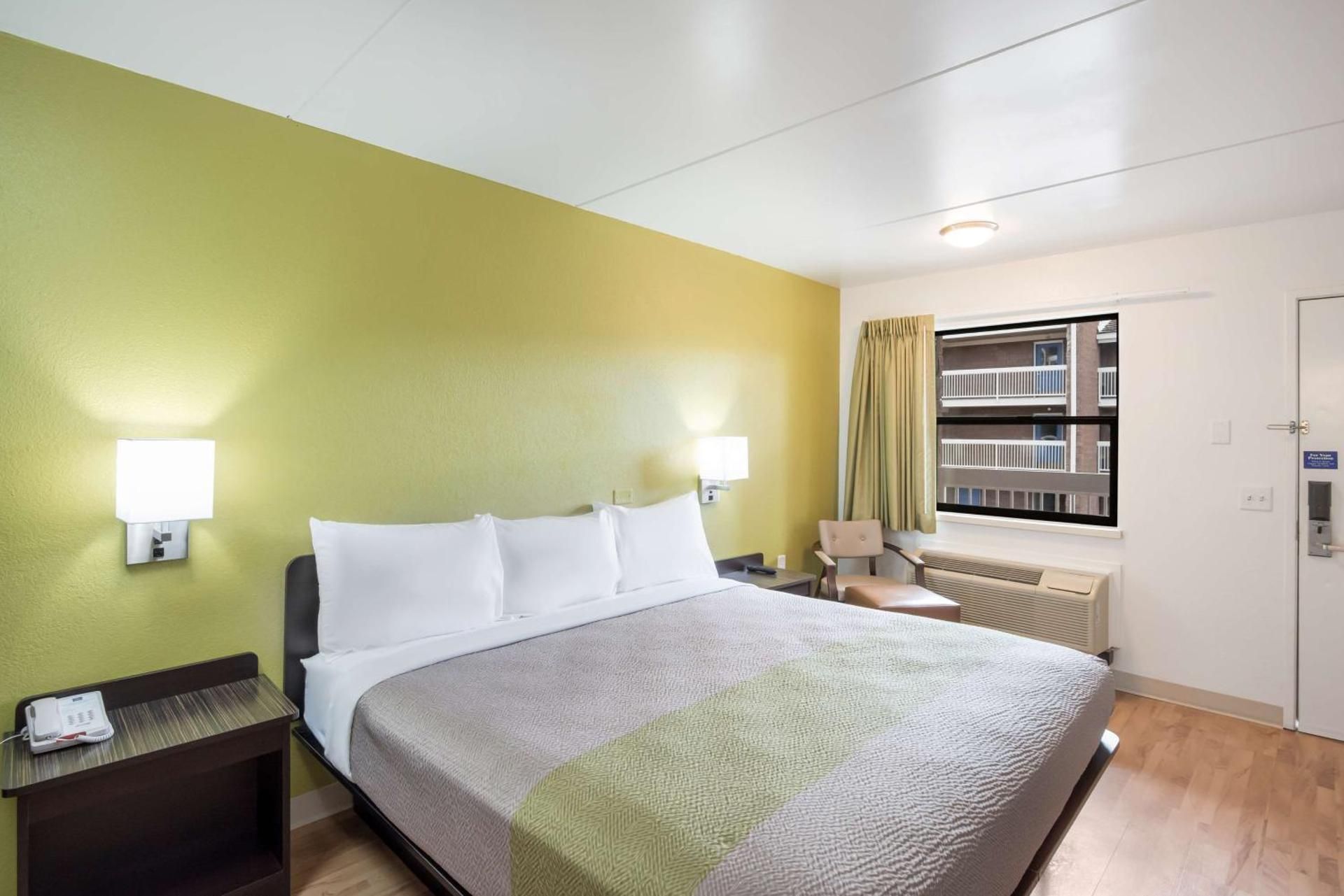 Deluxe King Room - Non-Smoking