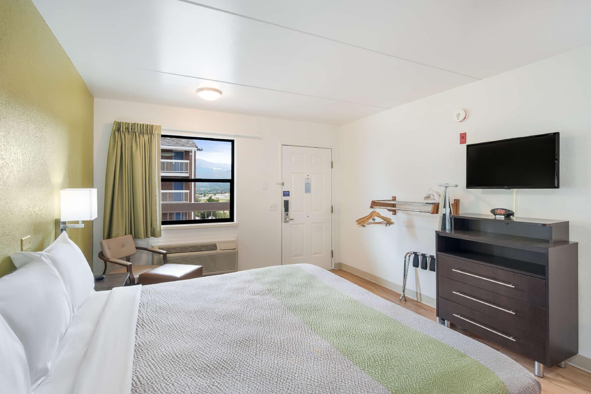 1 King Bed | Non-Smoking, Kitchen