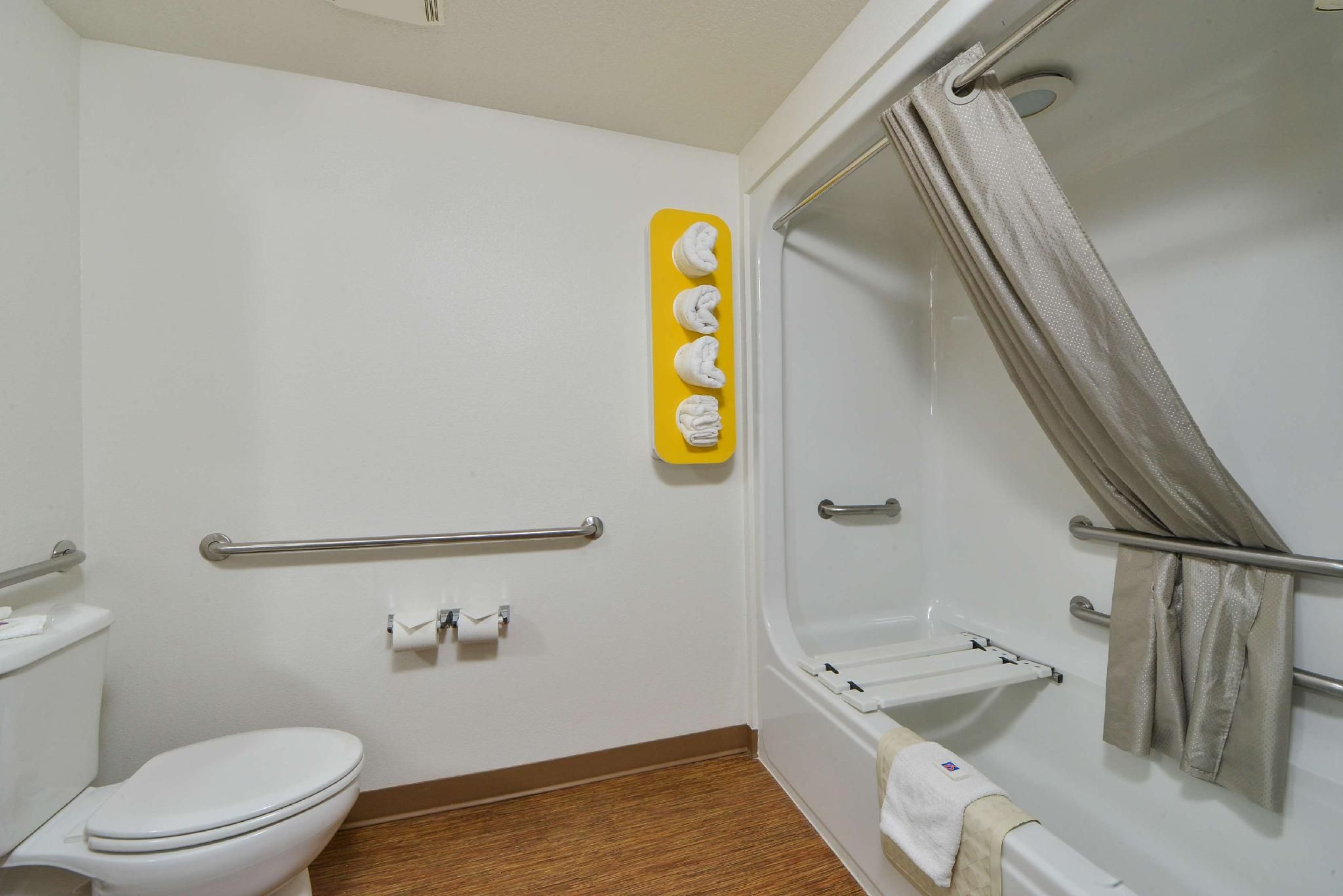 1 Queen Bed | Mobility Access Tub Ste Nsmk
