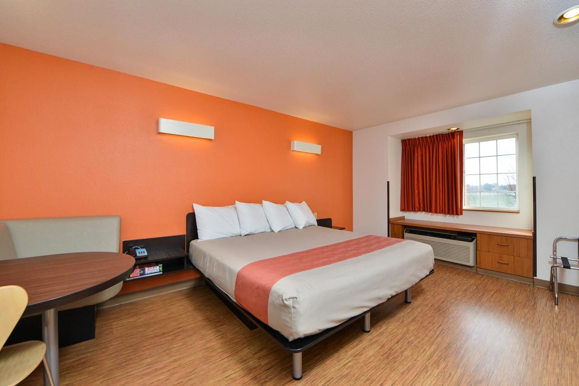 King Room - Disability Access - Non-Smoking