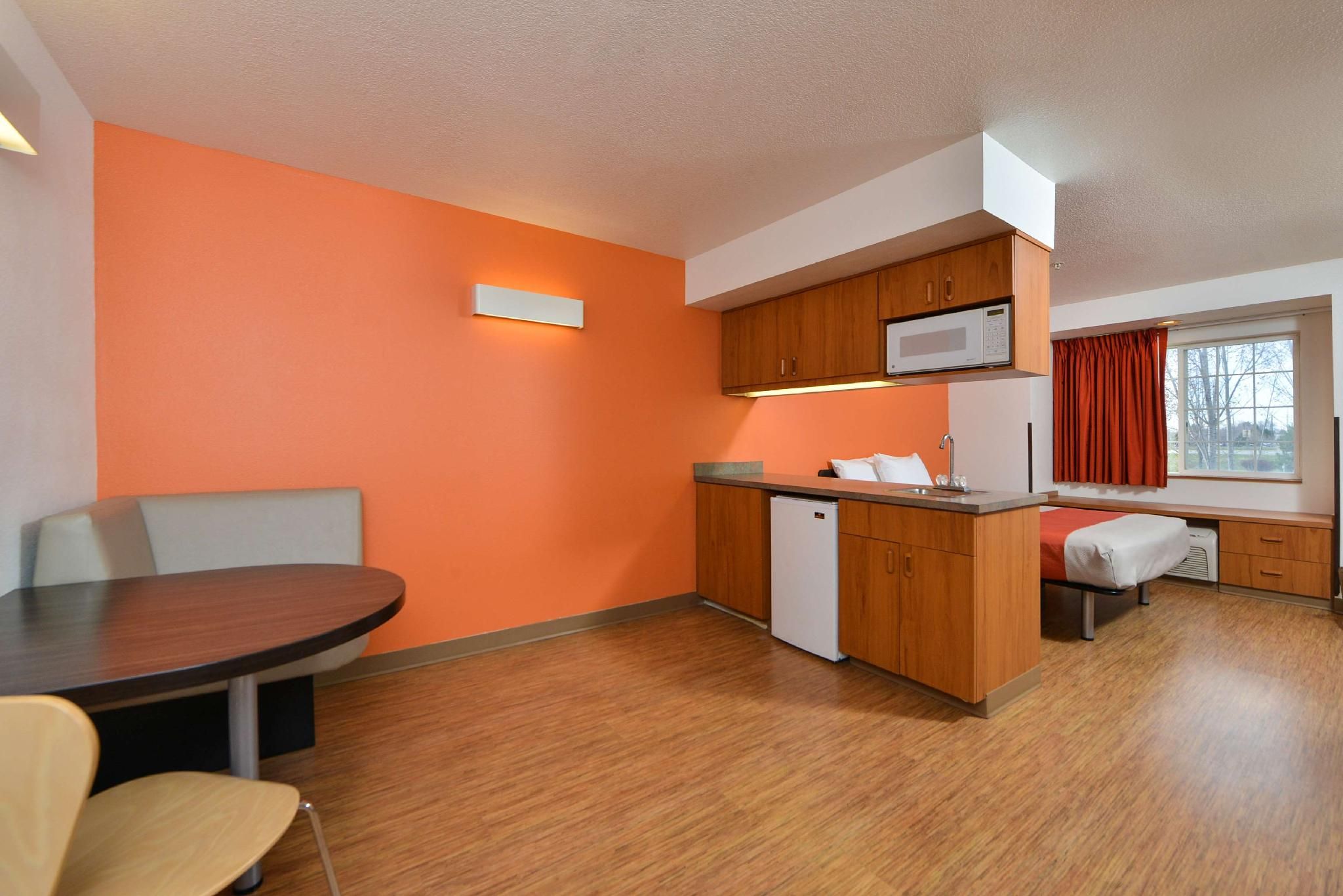 1 Queen Bed | Mobility Access Tub Ste Nsmk