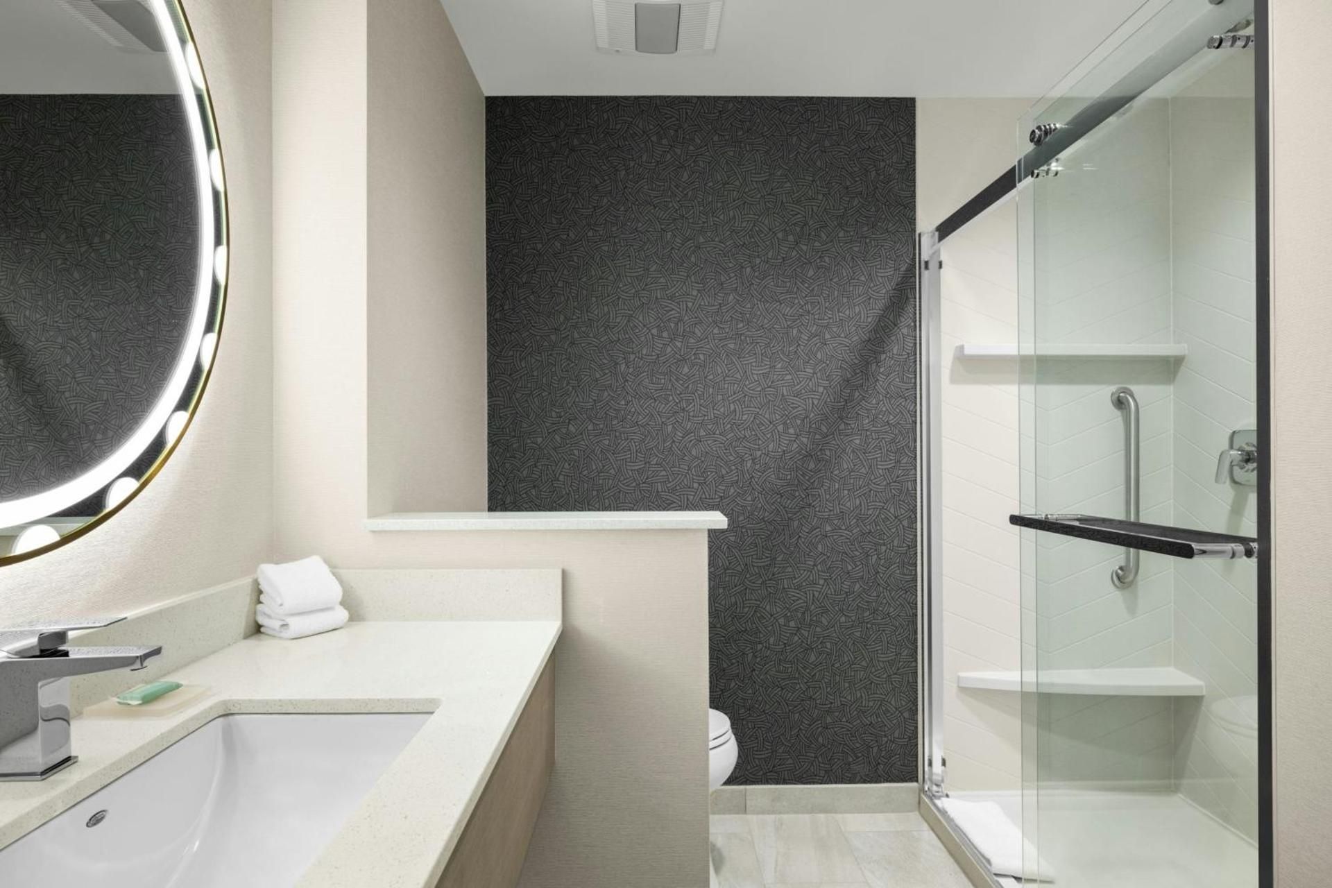 Fairfield by Marriott Inn & Suites Livermore Standard Queen Room with Two Queen Beds with Adapted Tub and Mountain View 3