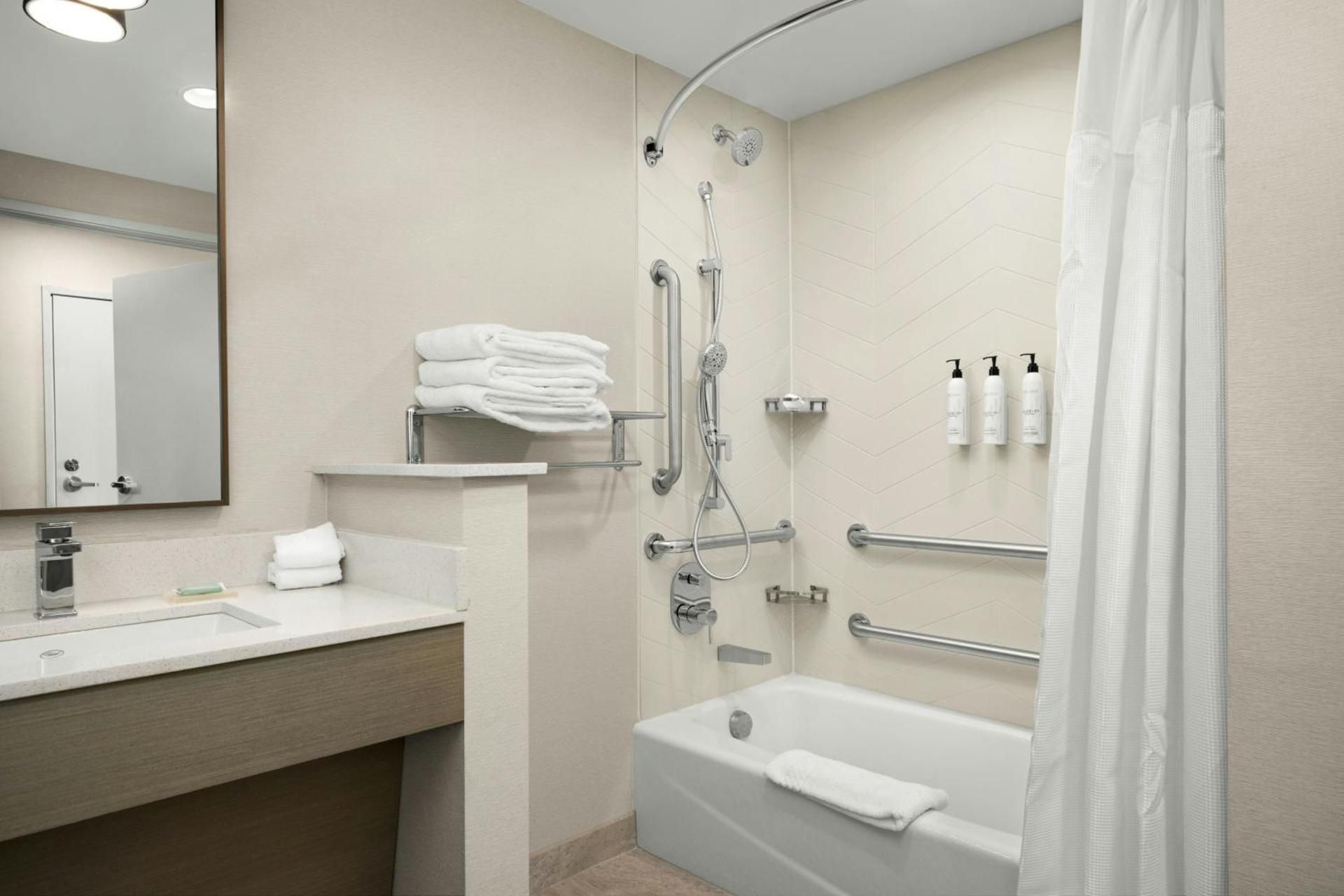 Fairfield by Marriott Inn & Suites Livermore One-Bedroom King Suite with Sofa Bed, Adapted Tub and Mountain View 3