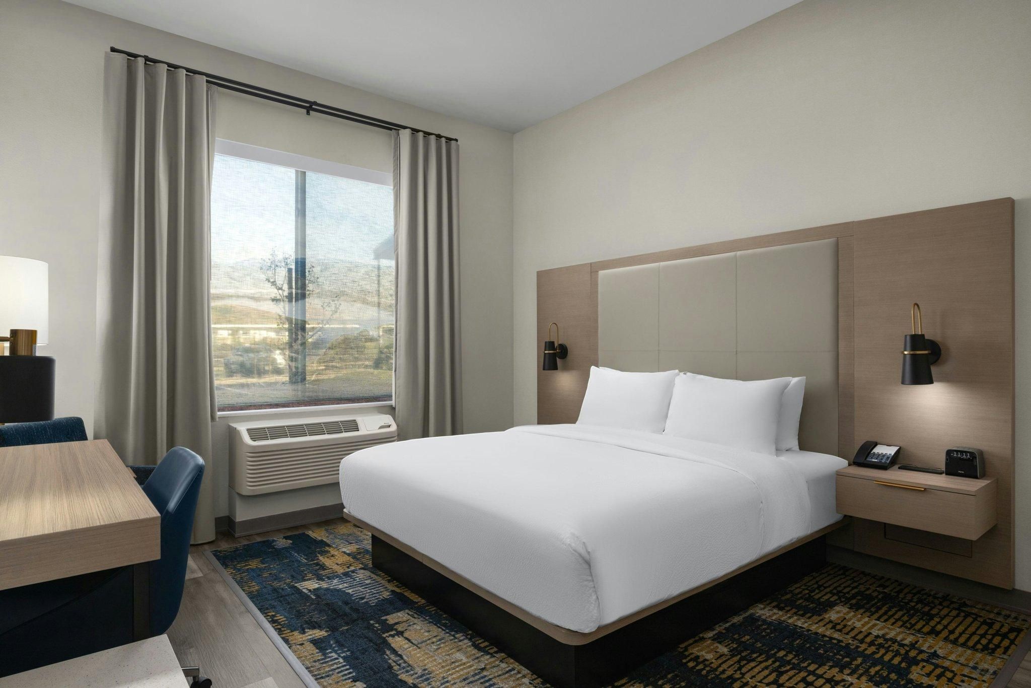 Fairfield by Marriott Inn & Suites Livermore 1 Bedroom Suite, 1 King, Sofa bed, Mountain view