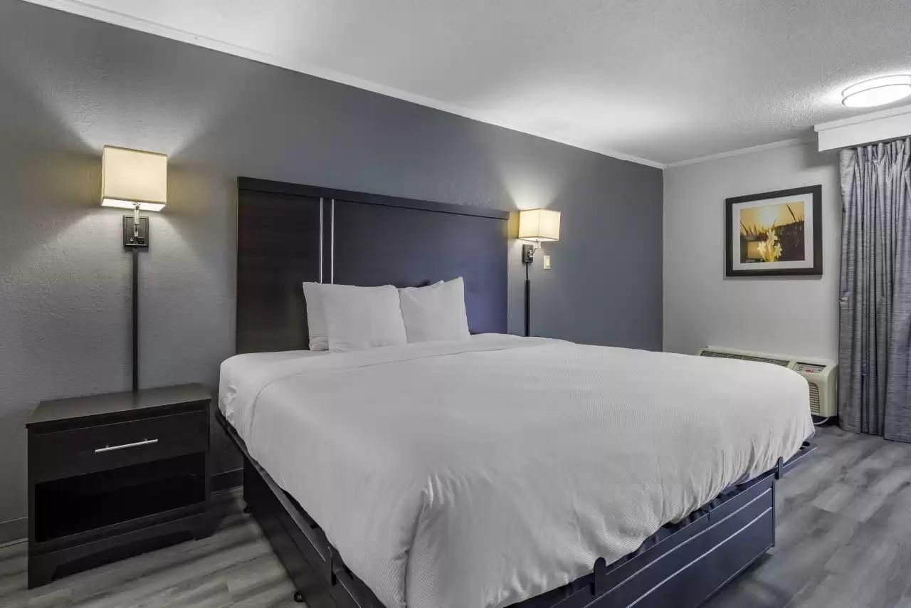 Suburban Studios 1 King Bed, Efficiency, Suite, Nonsmoking 2