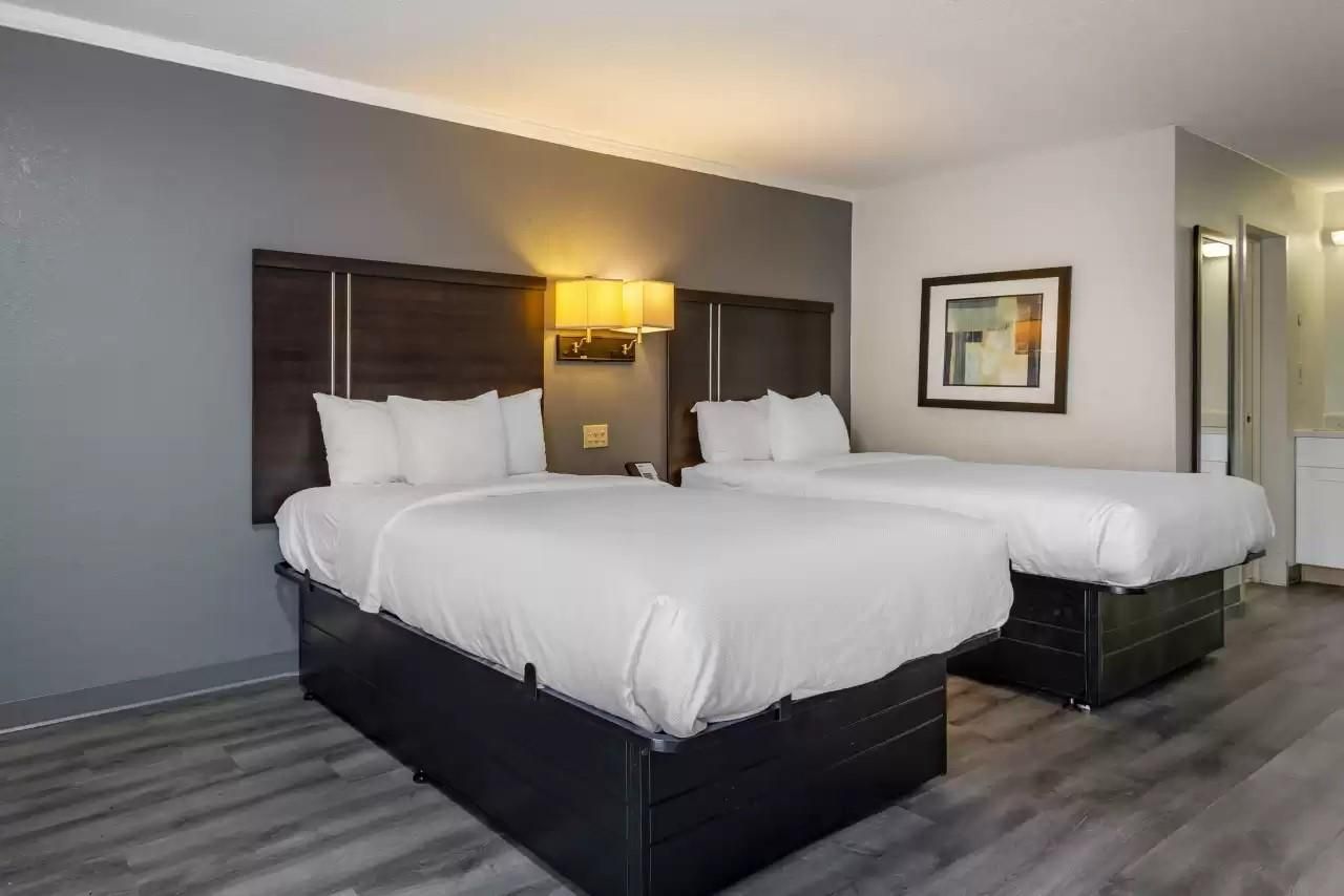 Suburban Studios 2 Queen Beds, Efficiency, Suite, Nonsmoking 2