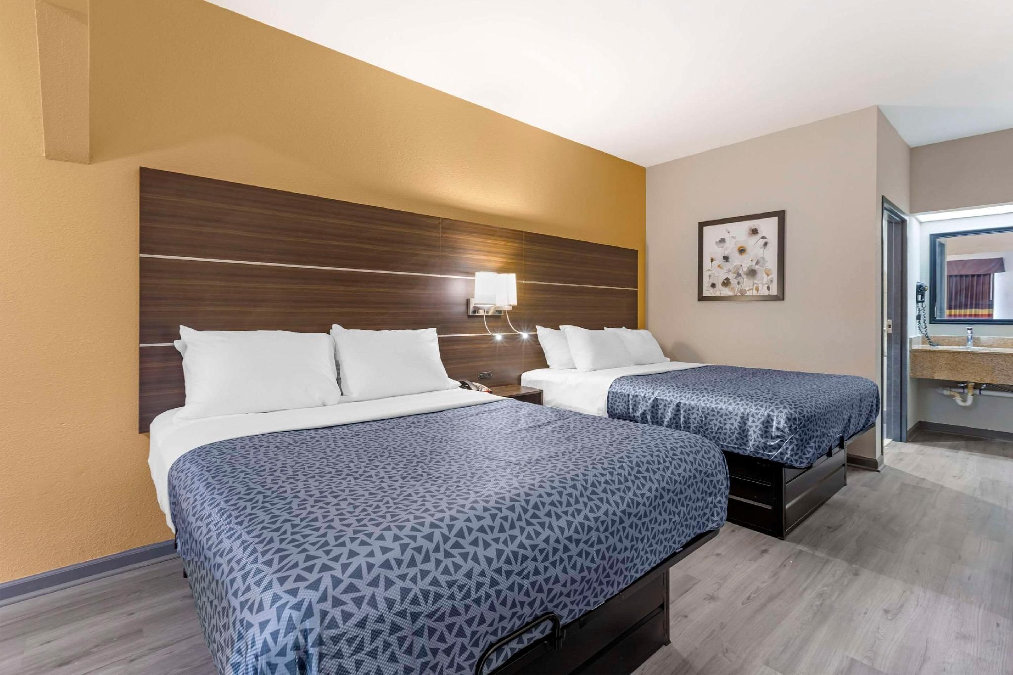 2 Queen Beds, Efficiency, Smoking