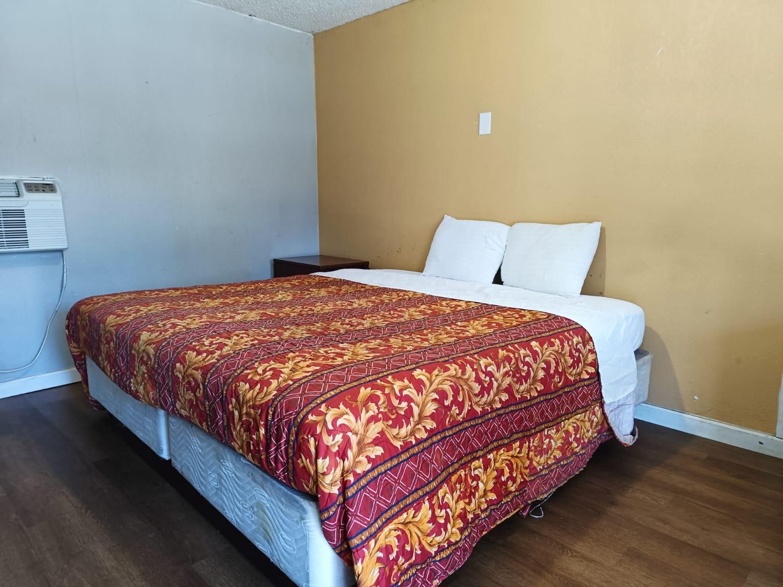 Crown Inn by OYO Orangeburg Hwy 301 King Bed 2