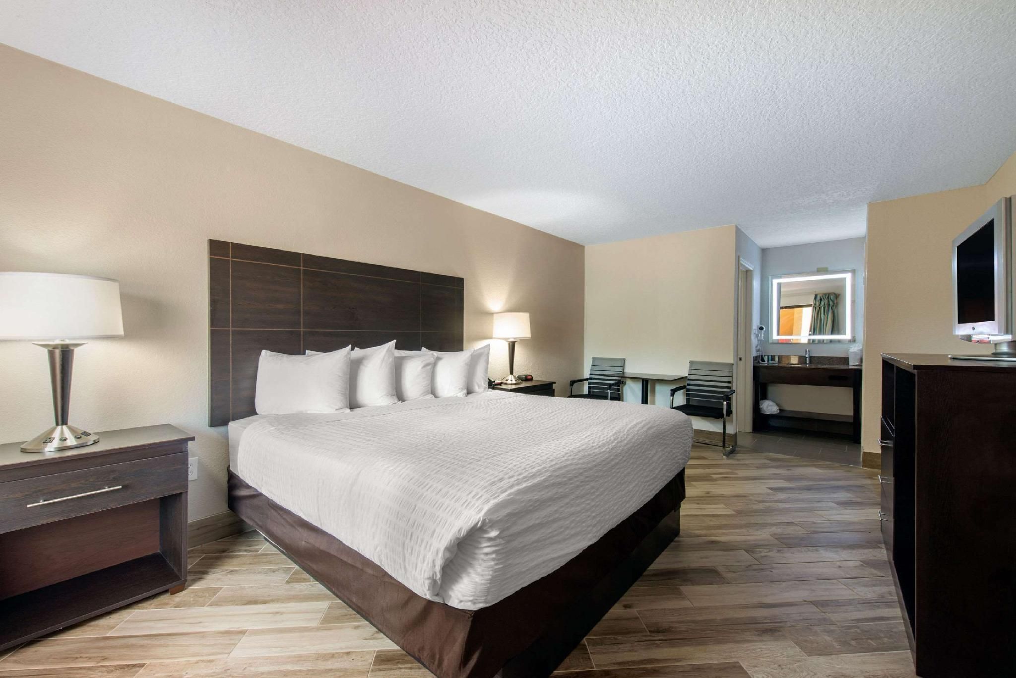 1 King Bed, Nonsmoking
