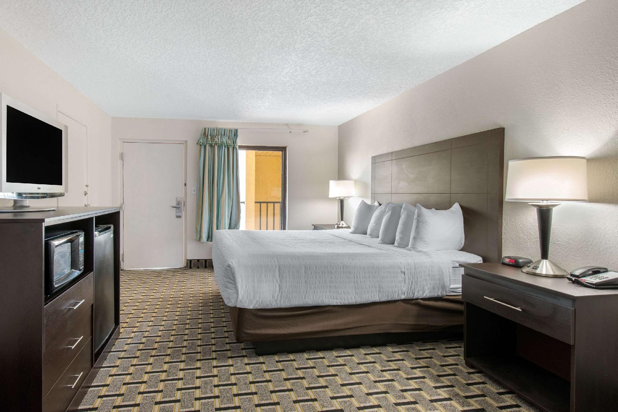 1 King Bed, Nonsmoking