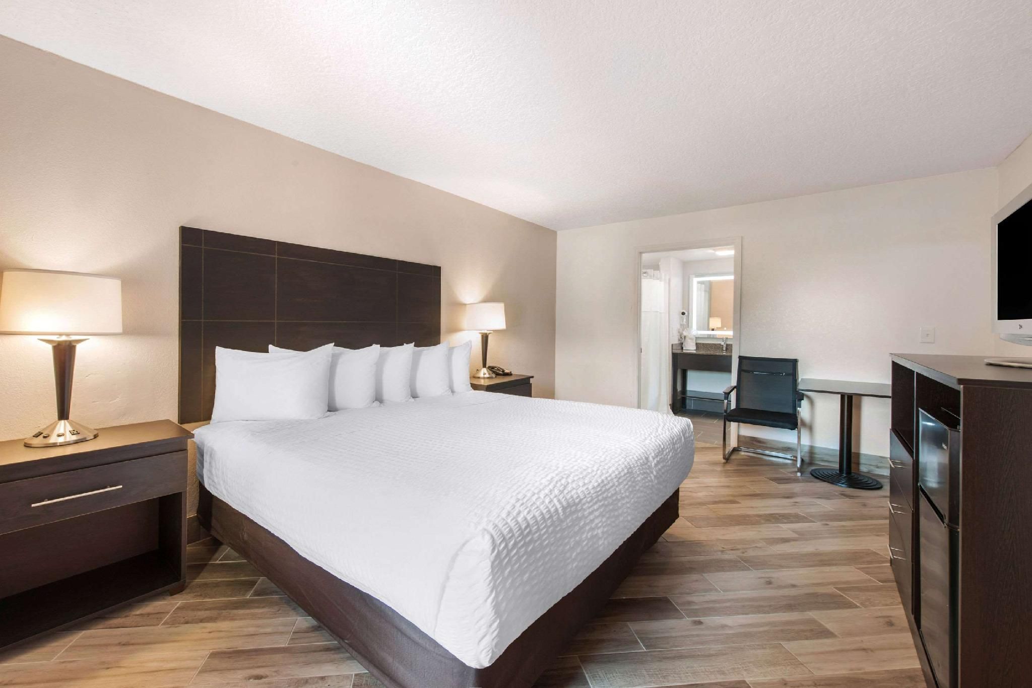 1 King Bed, Nonsmoking, Accessible
