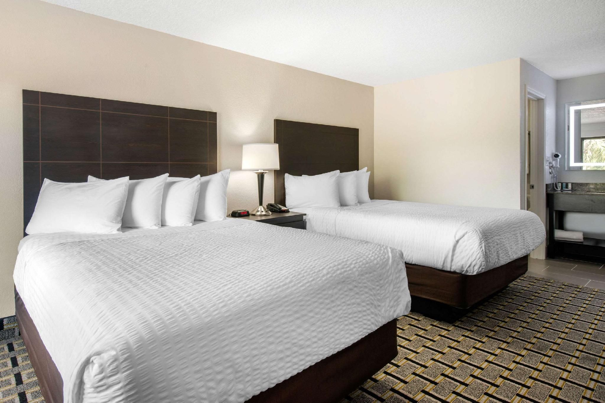 2 Queen Beds, Suite, Nonsmoking
