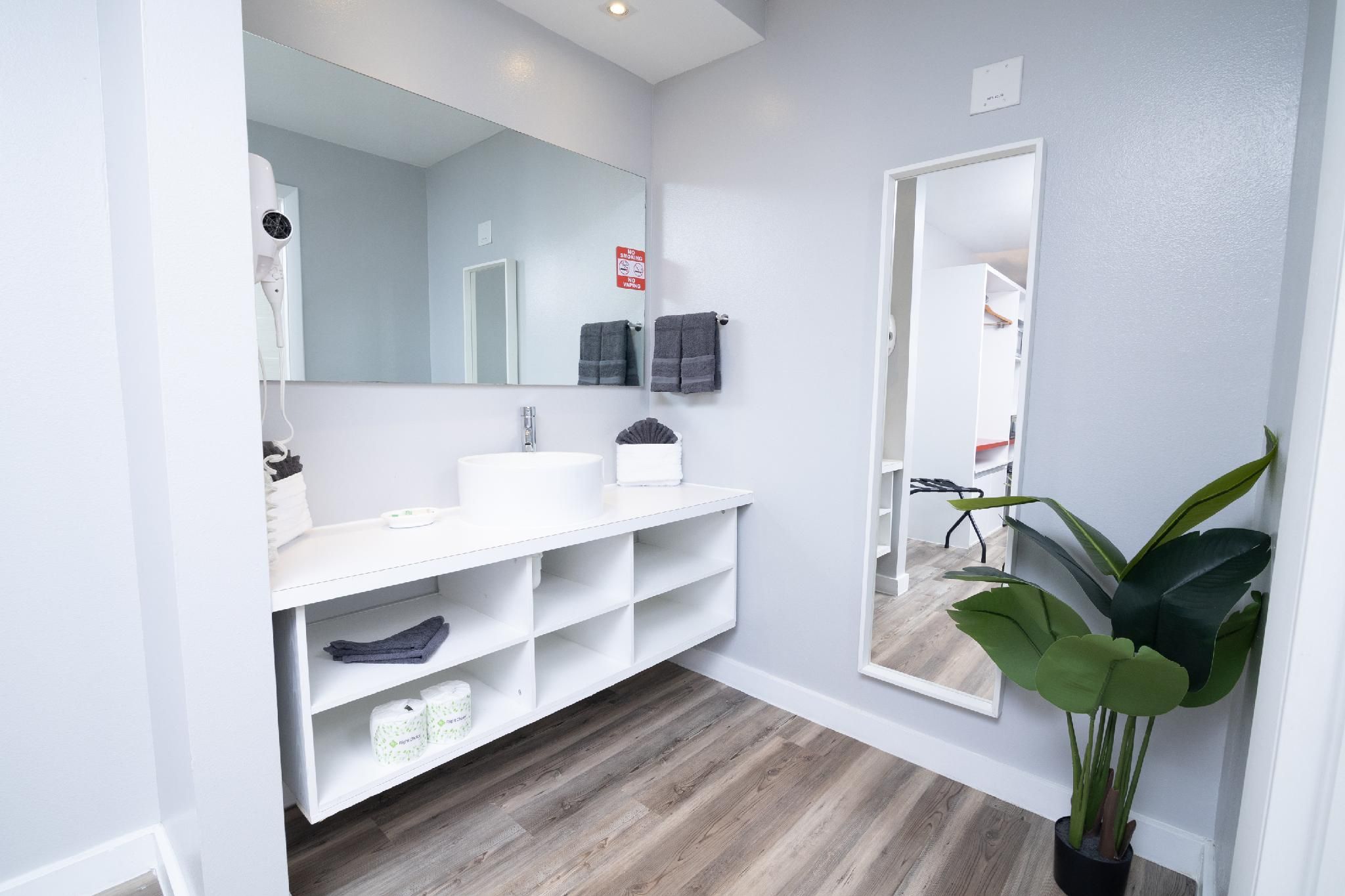 Deluxe - 1 King Bed