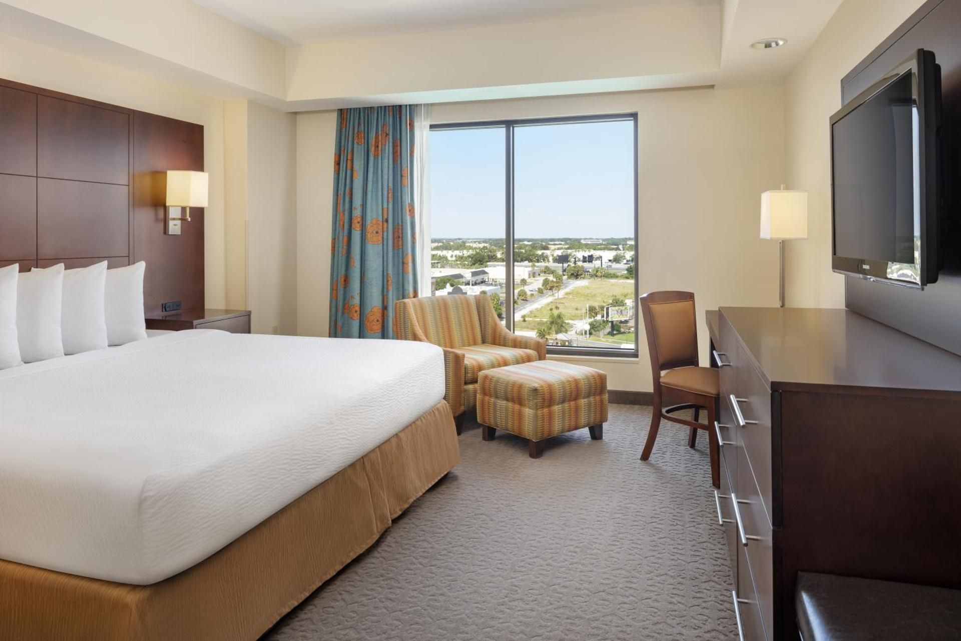 One Bedroom King Suite - Club Level Access (No Resort Fee)