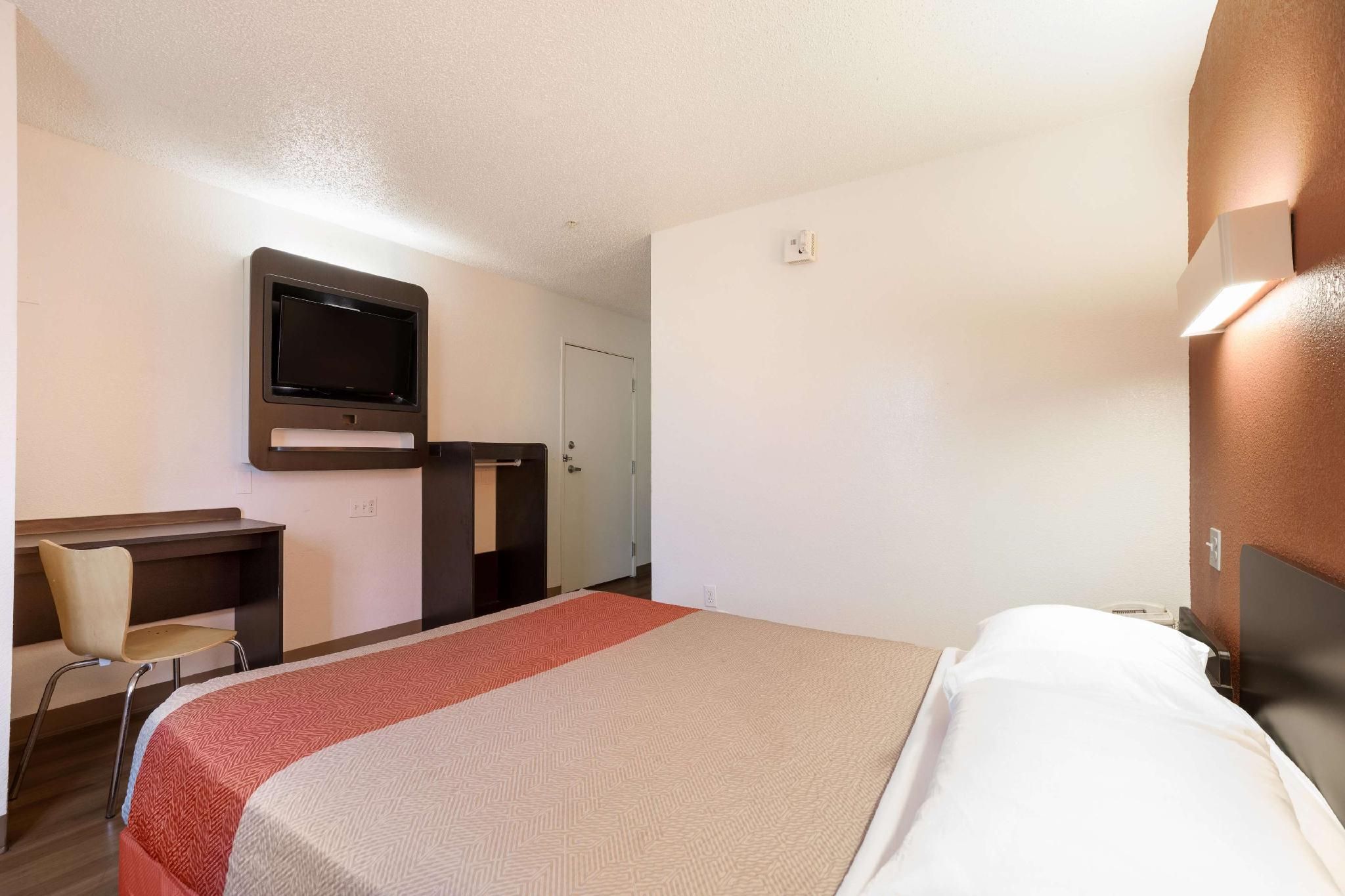 1 Full Bed | Premium, Micfridge