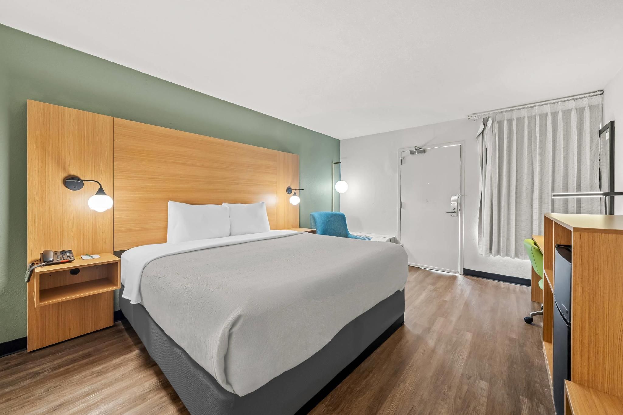 1 King Bed, Nonsmoking, Accessible